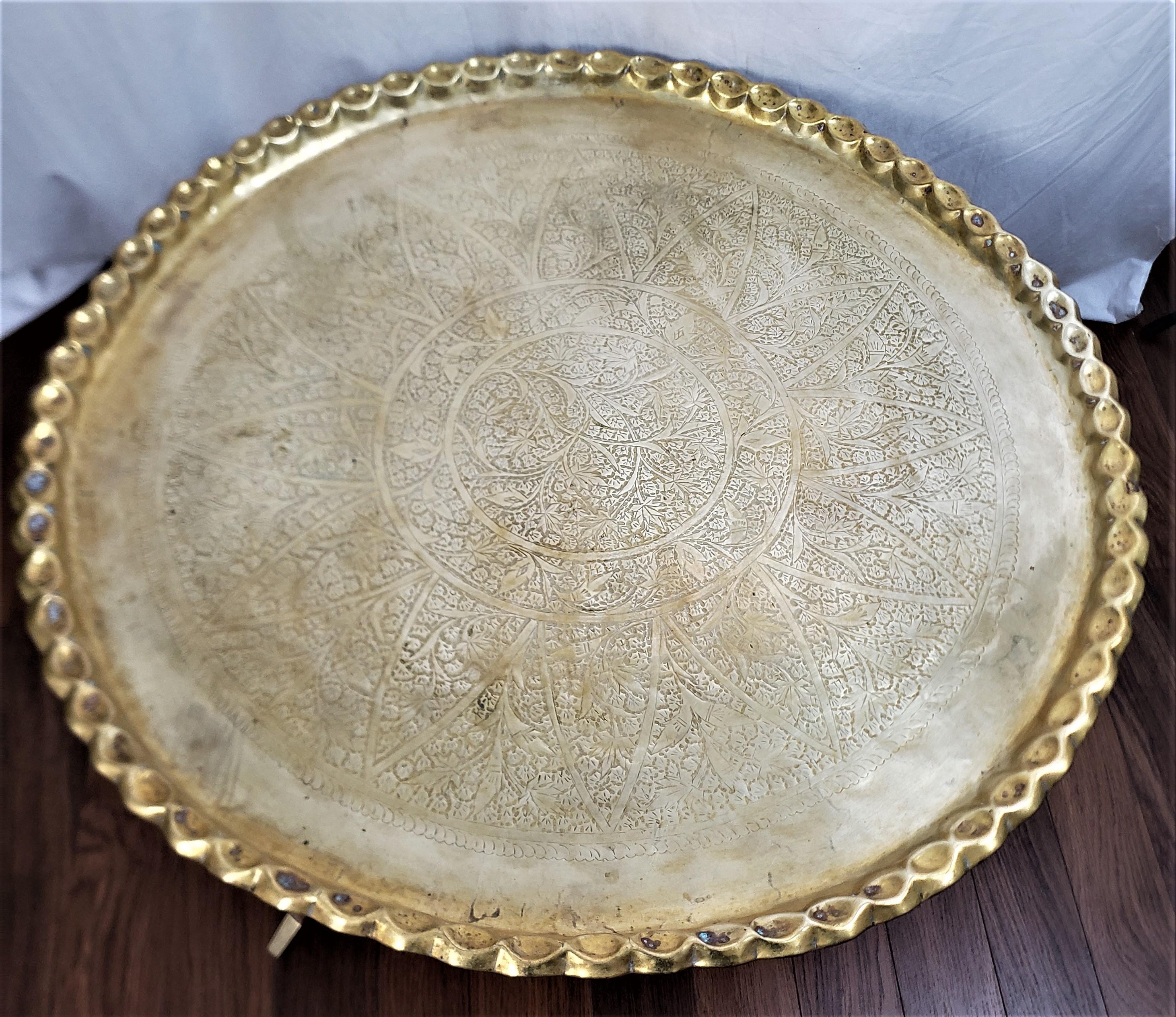 Antiker anglo-indischer Tabletttisch mit faltbaren Spinnenbeinen und gravierter Platte (Ahornholz) im Angebot