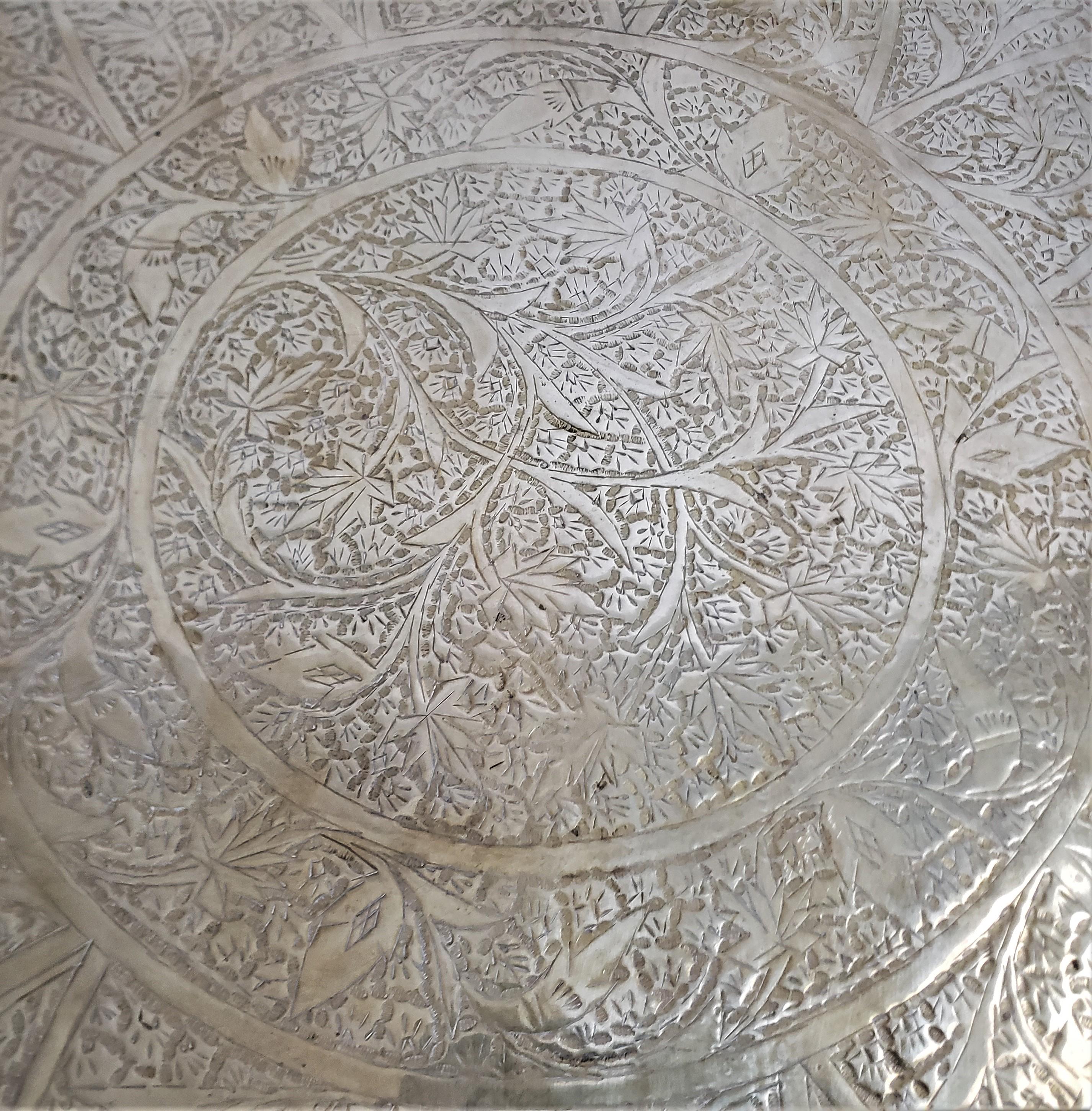 Antiker anglo-indischer Tabletttisch mit faltbaren Spinnenbeinen und gravierter Platte im Angebot 1