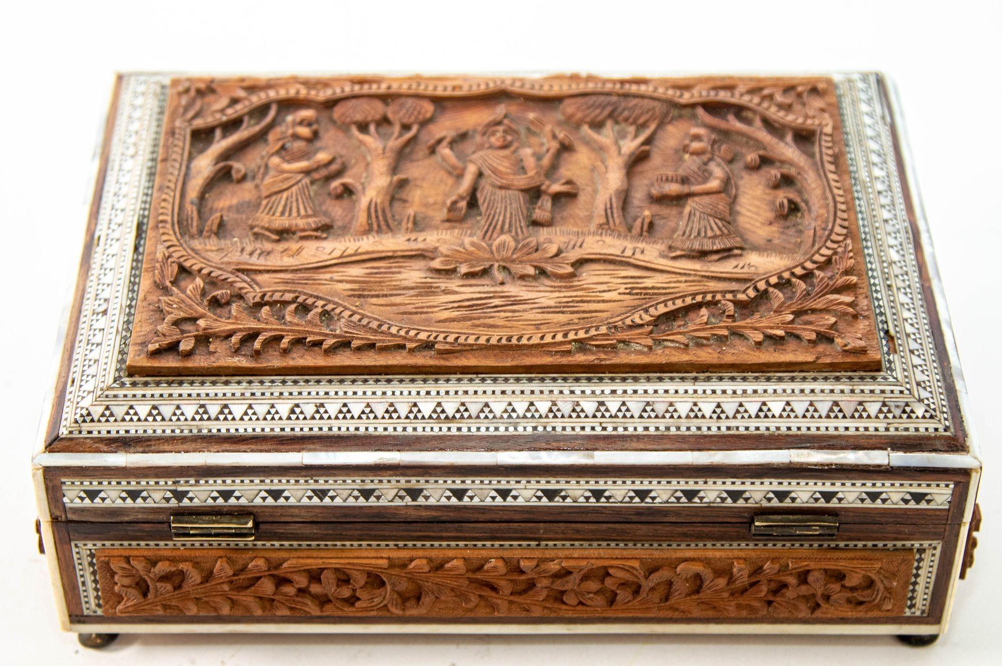Antique Anglo-Indian Vizagapatam Jewelry Inlaid Sadeli Footed Box In Good Condition For Sale In North Hollywood, CA