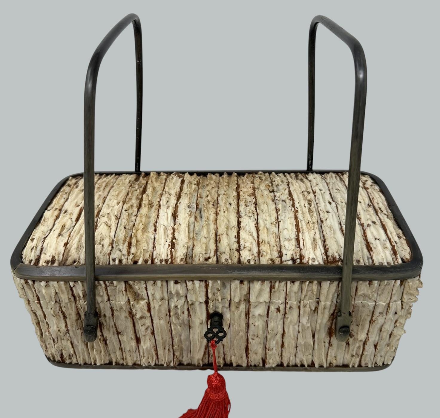 Très impressionnant exemple de coffret en corne de cerf d'élan de la période du Raj anglo-indien (1857-1947), d'une qualité exceptionnelle et aux proportions généreuses. Fabriqué à Vizagapatam, en Inde, au cours du dernier quart du dix-neuvième