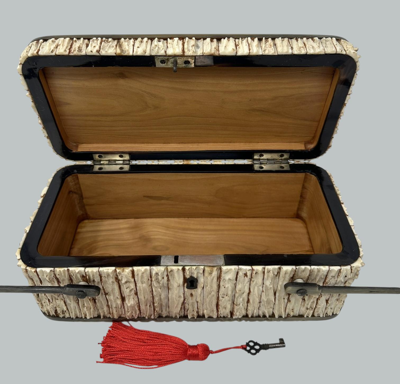 Sculpté à la main Ancien coffret à bijoux en bois de santal en corne de cerf Anglo-Indien Vizagapatam en vente