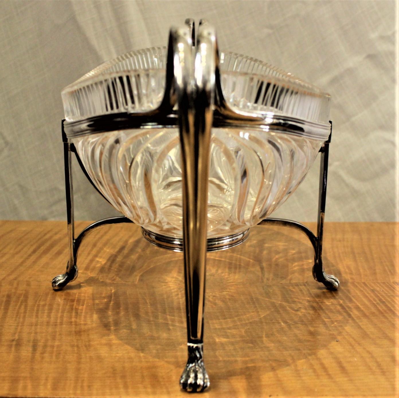 Sculpté à la main Bol de centre de table antique en cristal taillé anglo-irish avec support en métal argenté en vente