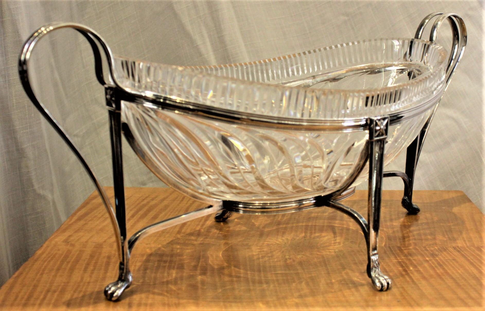 Bol de centre de table antique en cristal taillé anglo-irish avec support en métal argenté Bon état - En vente à Hamilton, Ontario