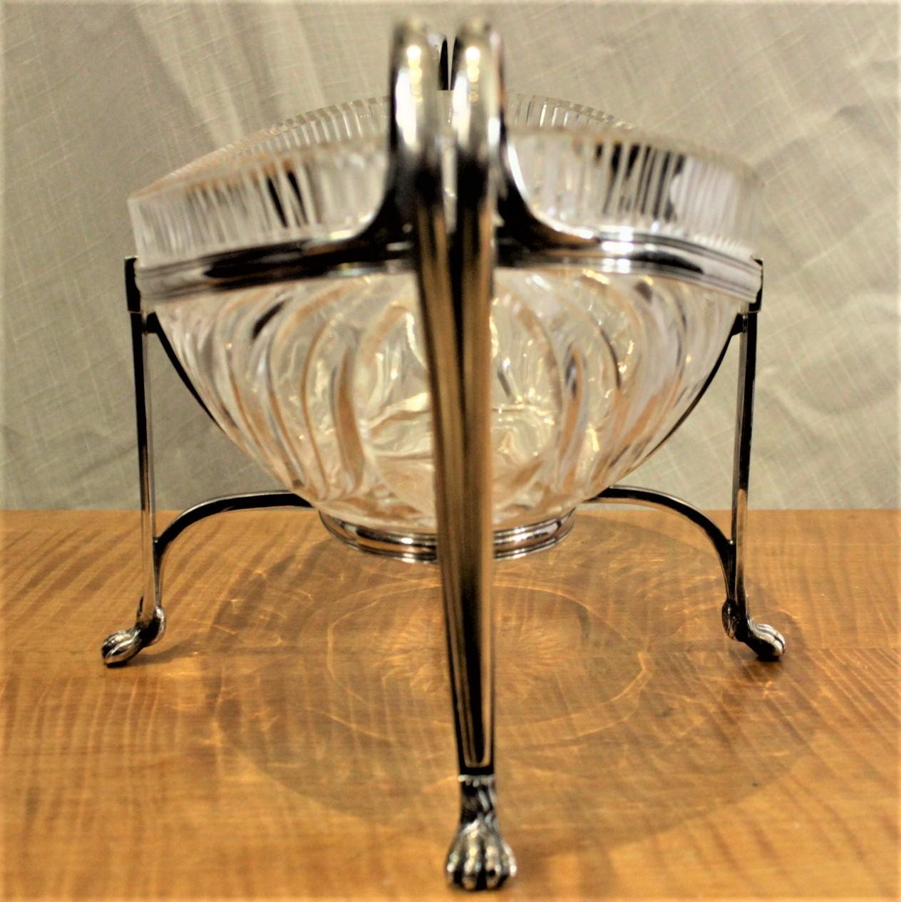Laiton Bol de centre de table antique en cristal taillé anglo-irish avec support en métal argenté en vente