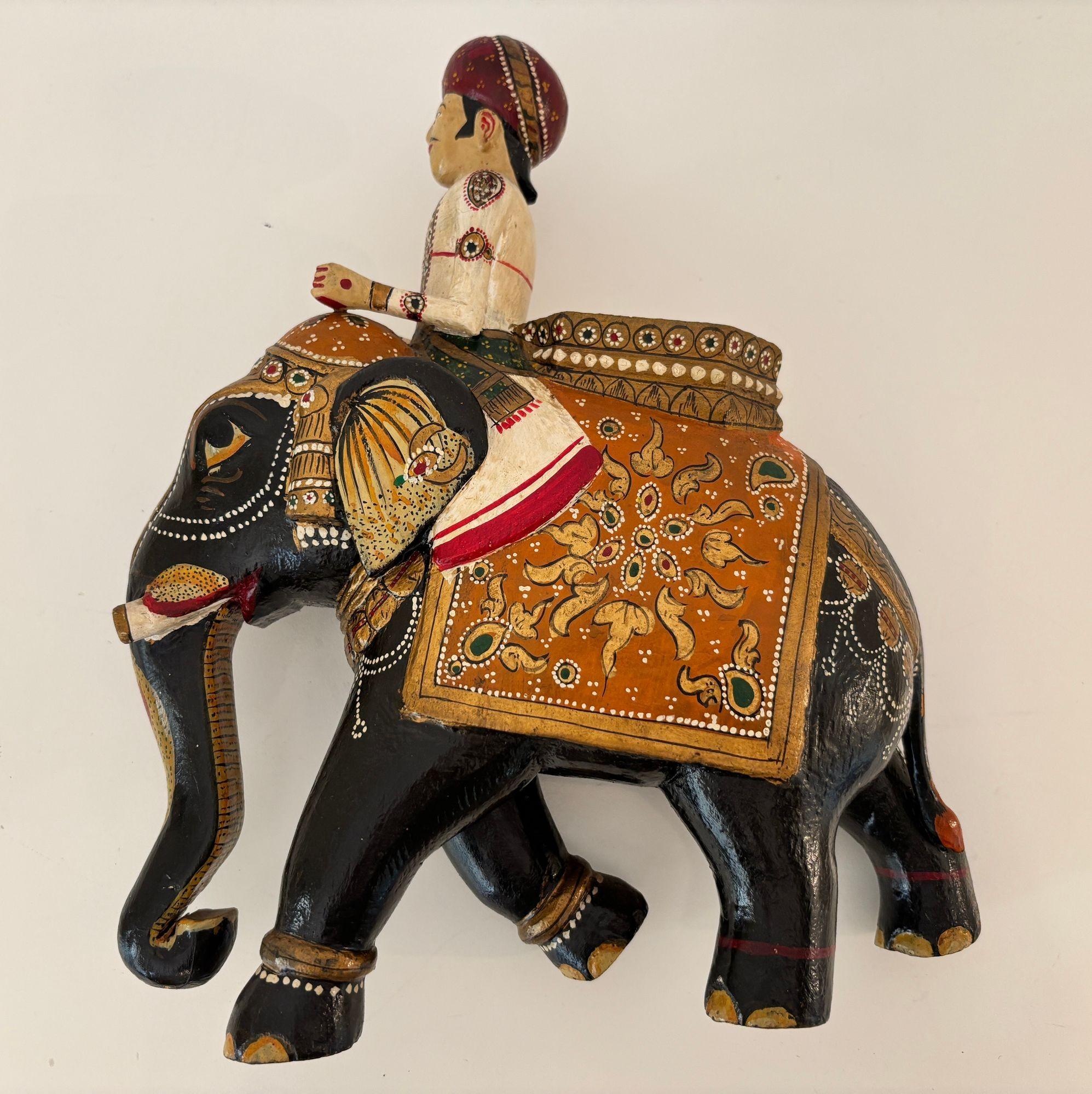 Sculpture ancienne Anglo-Raj en teck sculpté à la main, éléphant et cavalier, polychrome en vente 2