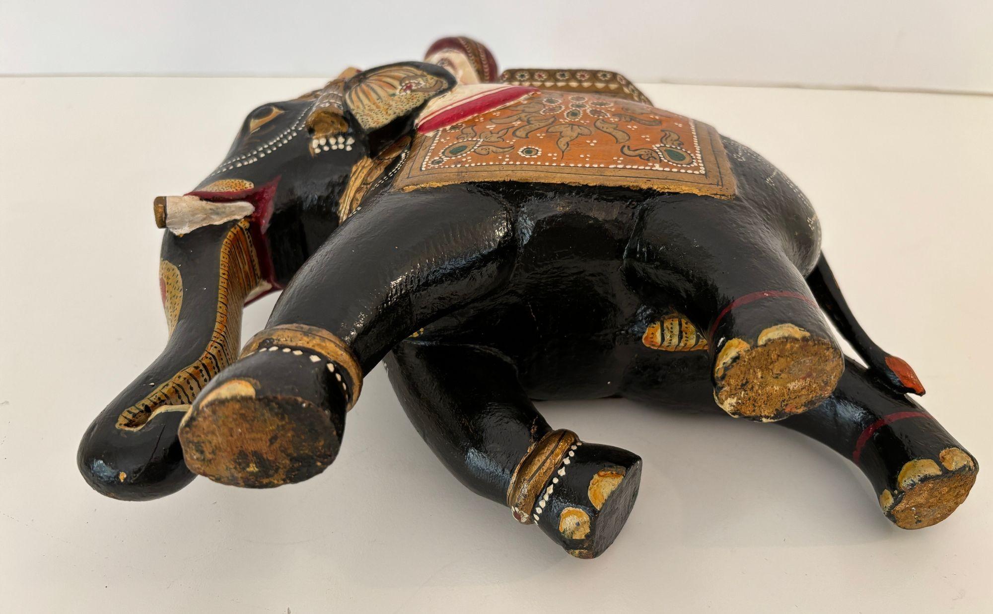 Sculpture ancienne Anglo-Raj en teck sculpté à la main, éléphant et cavalier, polychrome en vente 3