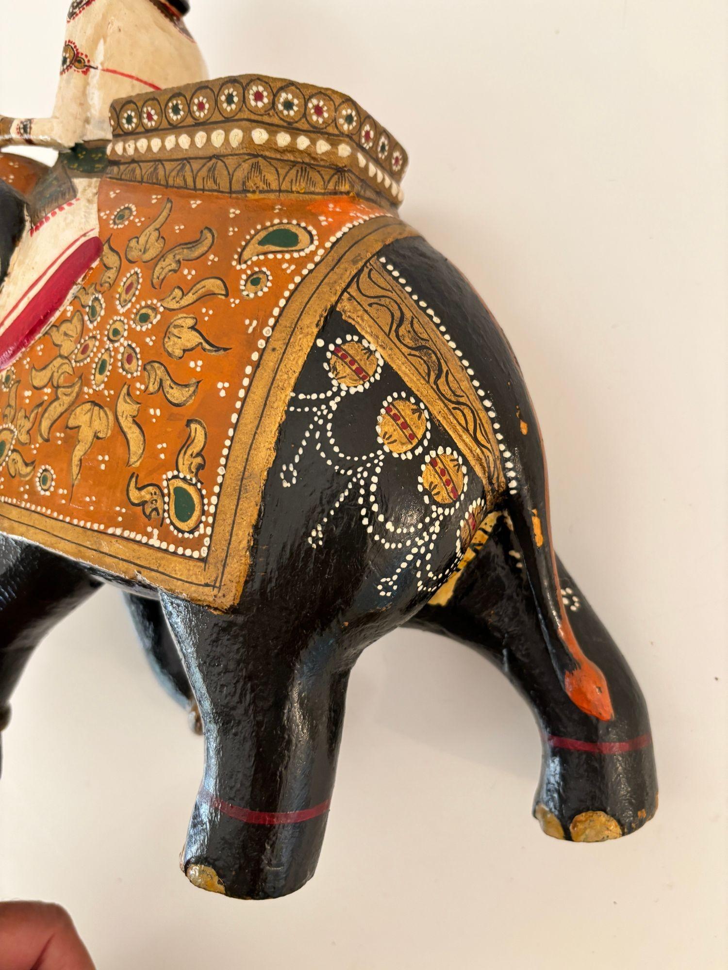 Sculpture ancienne Anglo-Raj en teck sculpté à la main, éléphant et cavalier, polychrome en vente 5