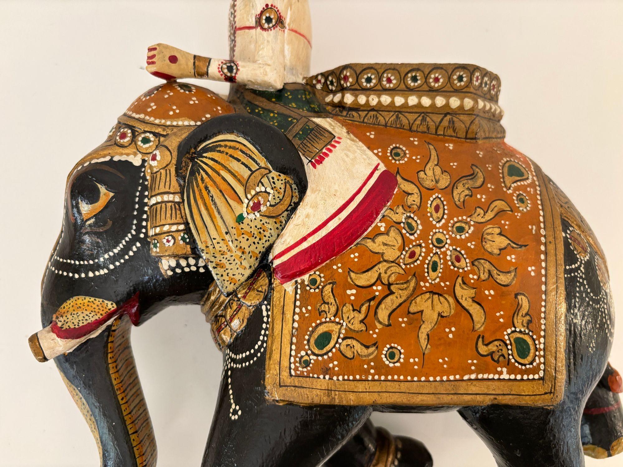 Sculpture ancienne Anglo-Raj en teck sculpté à la main, éléphant et cavalier, polychrome en vente 6