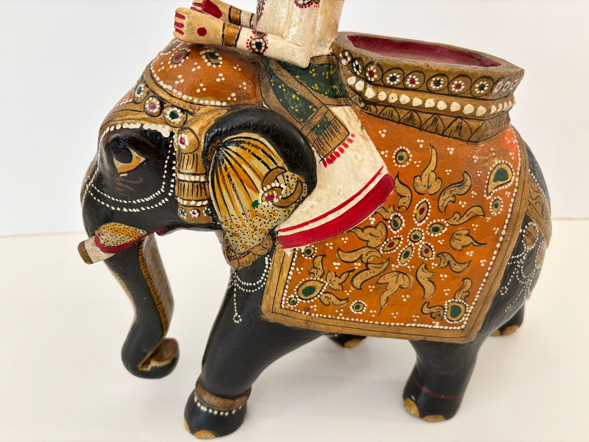 Anglo Raj Sculpture ancienne Anglo-Raj en teck sculpté à la main, éléphant et cavalier, polychrome en vente