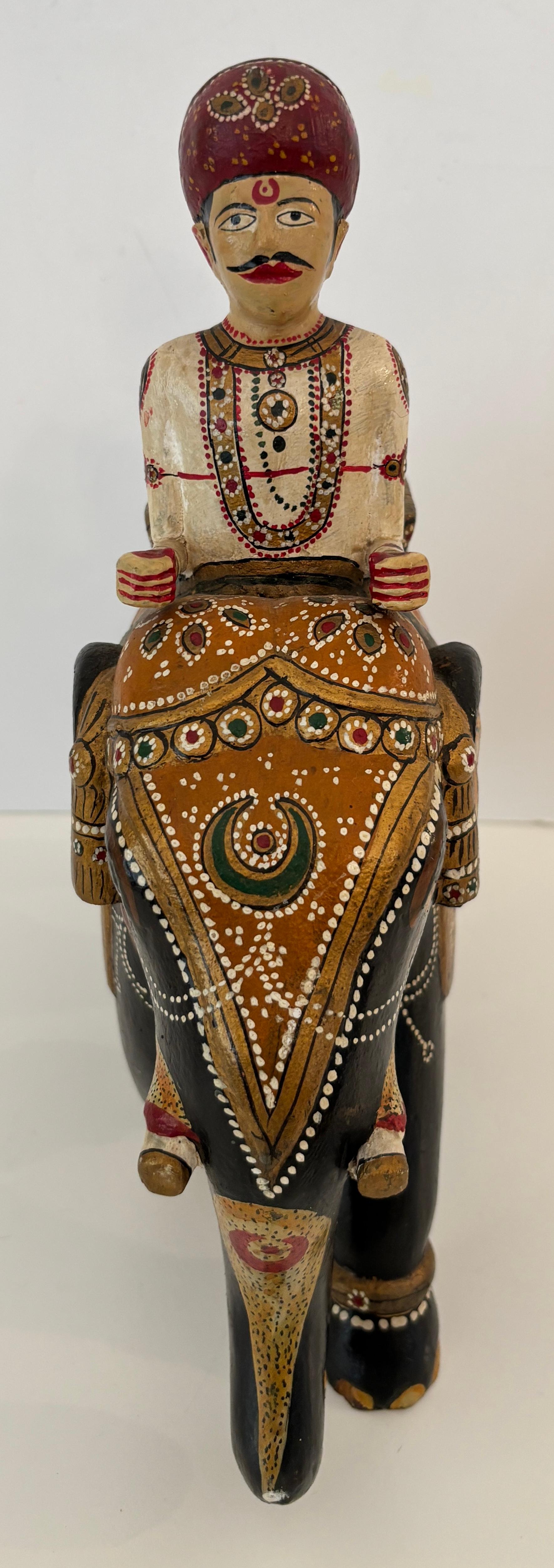 Indien Sculpture ancienne Anglo-Raj en teck sculpté à la main, éléphant et cavalier, polychrome en vente