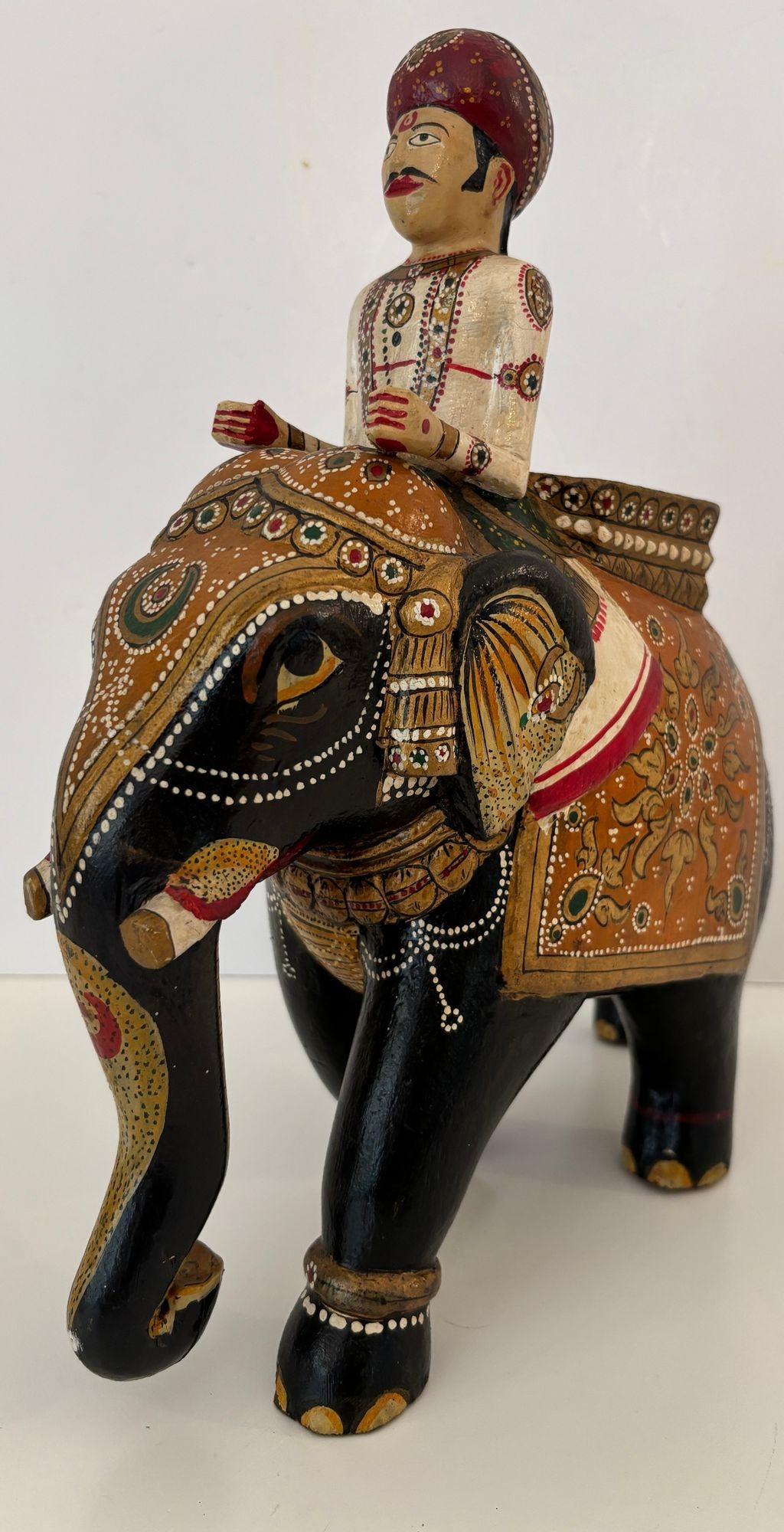 Sculpture ancienne Anglo-Raj en teck sculpté à la main, éléphant et cavalier, polychrome Bon état - En vente à North Hollywood, CA