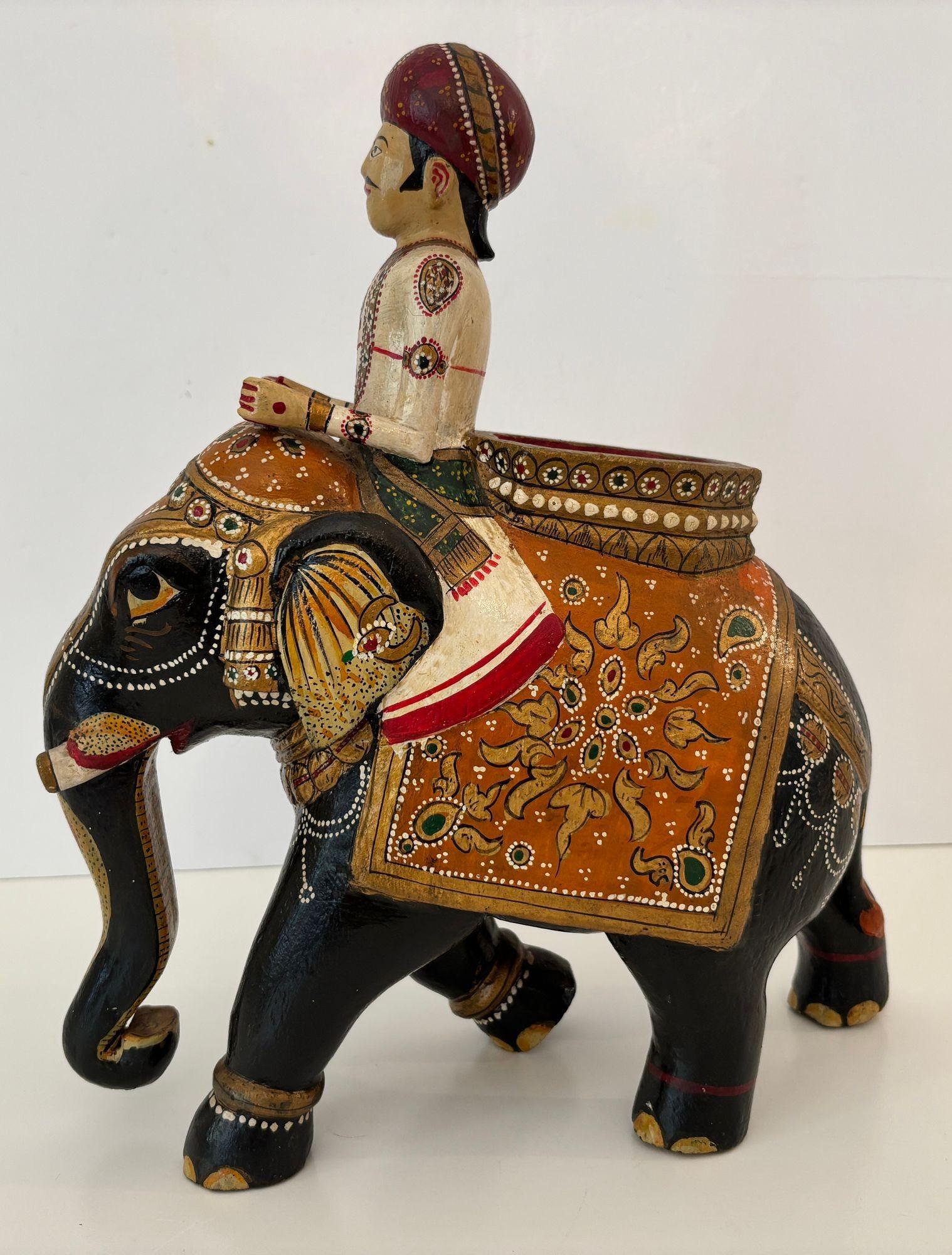 20ième siècle Sculpture ancienne Anglo-Raj en teck sculpté à la main, éléphant et cavalier, polychrome en vente