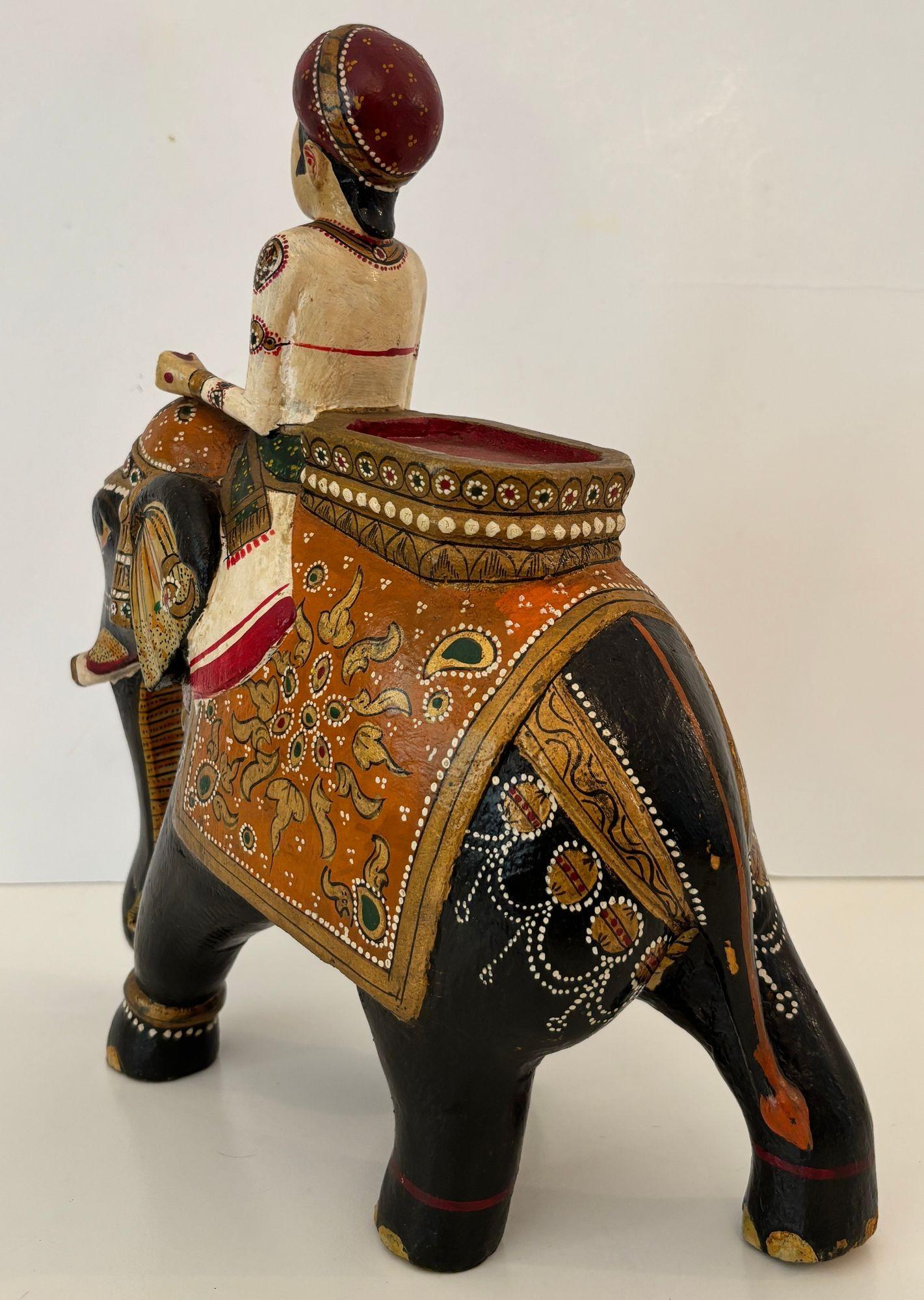 Bois Sculpture ancienne Anglo-Raj en teck sculpté à la main, éléphant et cavalier, polychrome en vente