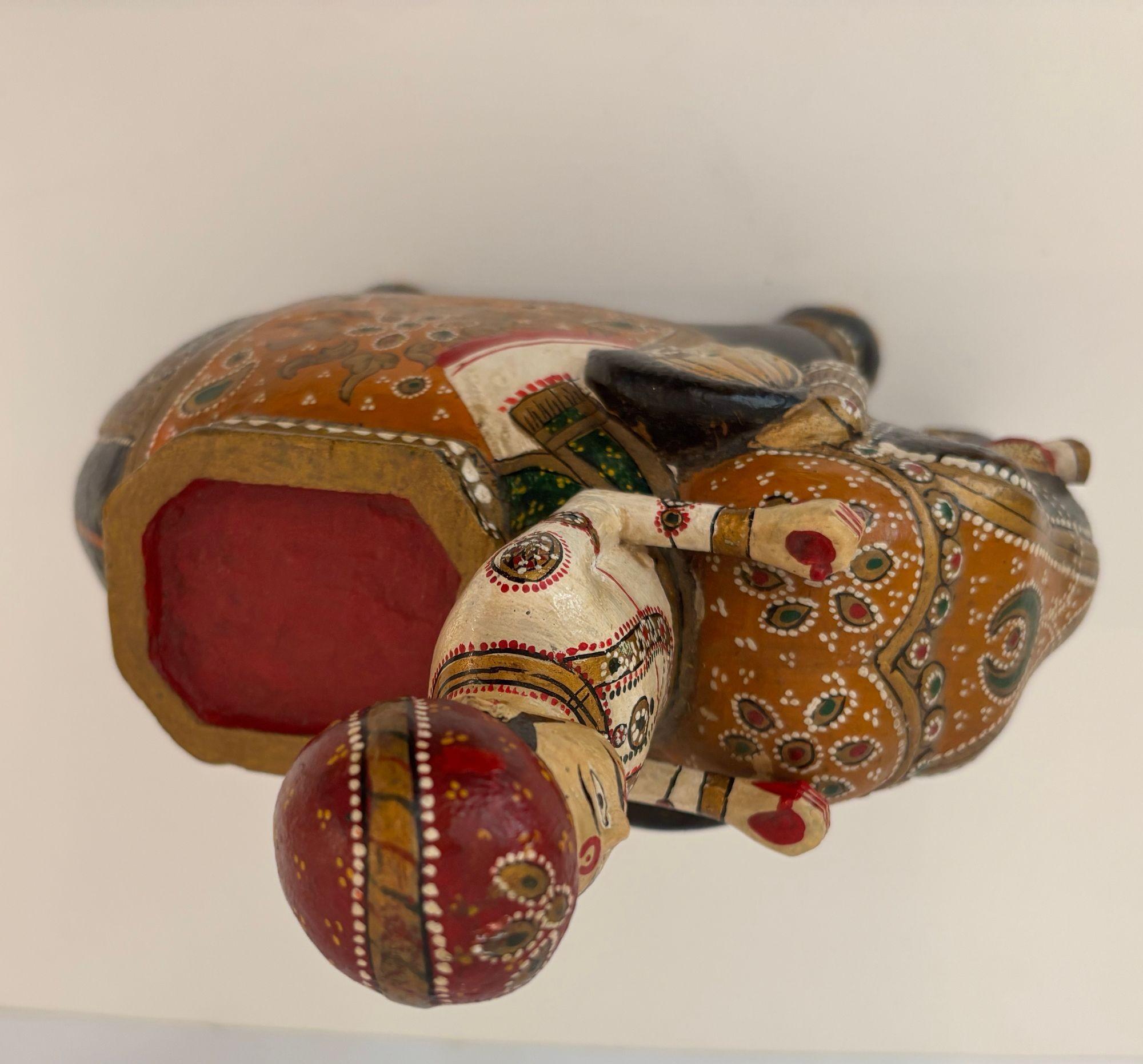 Sculpture ancienne Anglo-Raj en teck sculpté à la main, éléphant et cavalier, polychrome en vente 1