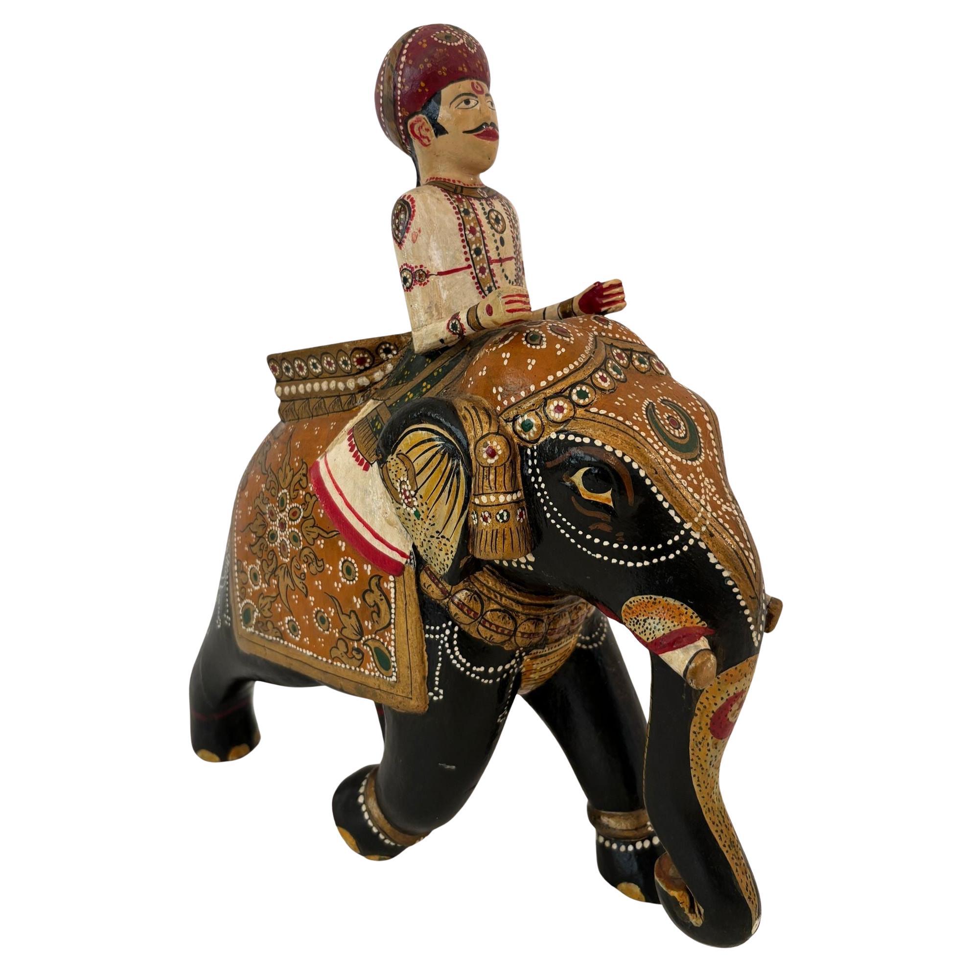 Sculpture ancienne Anglo-Raj en teck sculpté à la main, éléphant et cavalier, polychrome