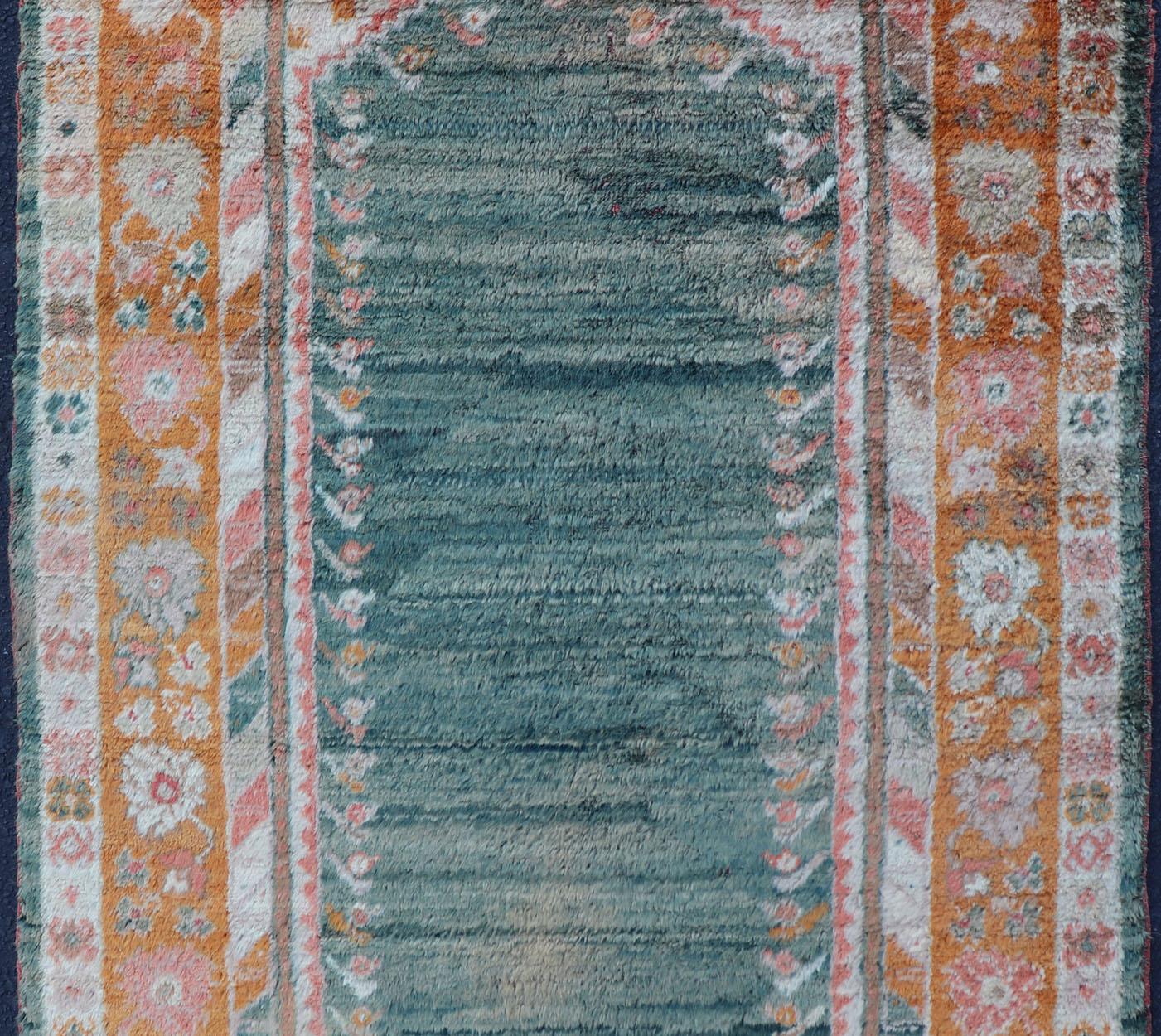 Mesures : 3'2 x 5'4.
Tapis ancien en angora Oushak avec un fond uni dans les couleurs sarcelle, bleu, orange et des couleurs d'accent rouge et rose. Tapis Keivan Woven Arts V21-0117, pays d'origine/type : Turquie/Oushak, vers 1880.

Ce tapis turc