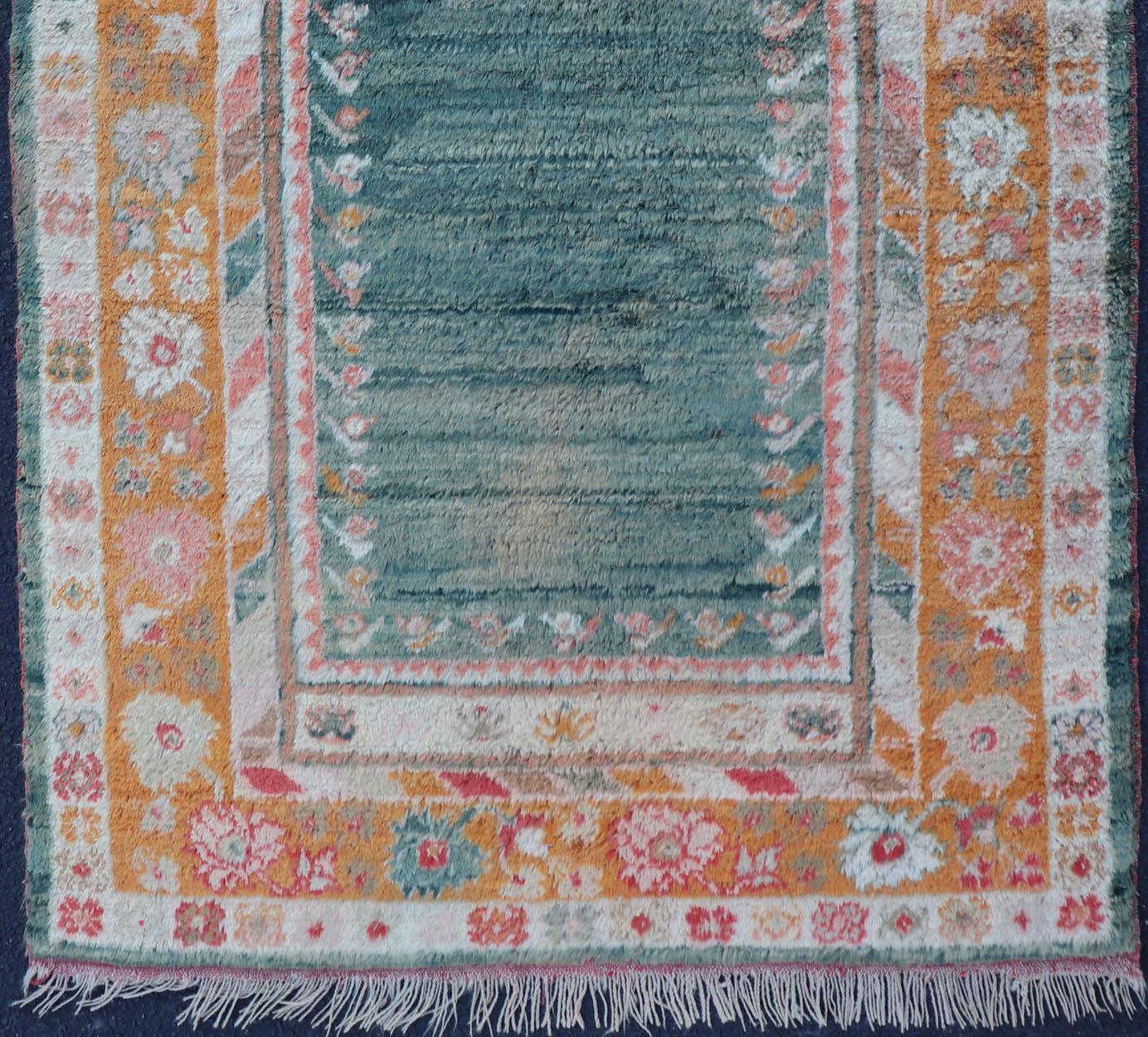 Turc Tapis antique Angora Oushak avec fond solide de couleurs sarcelle, bleu, orange