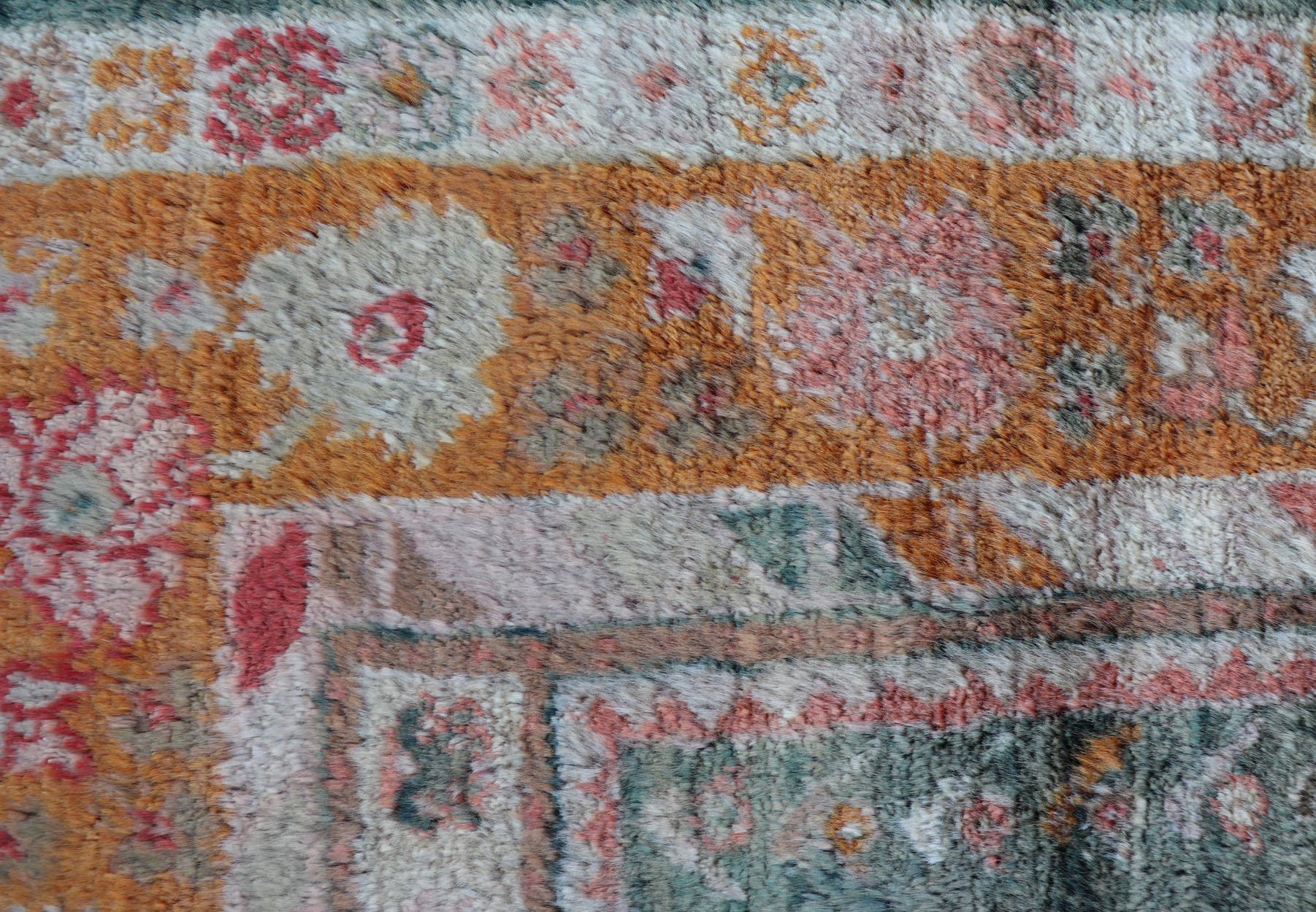 Noué à la main Tapis antique Angora Oushak avec fond solide de couleurs sarcelle, bleu, orange