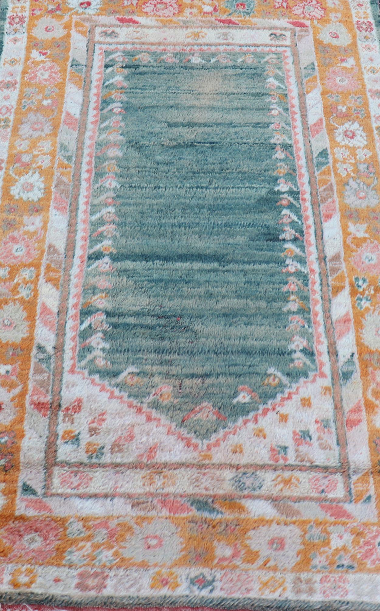 Tapis antique Angora Oushak avec fond solide de couleurs sarcelle, bleu, orange Excellent état à Atlanta, GA