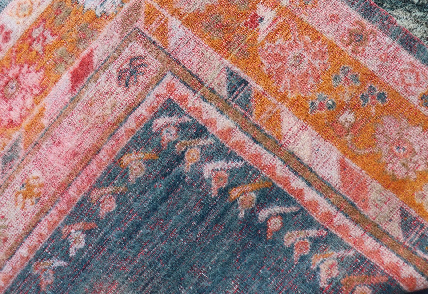Fin du XIXe siècle Tapis antique Angora Oushak avec fond solide de couleurs sarcelle, bleu, orange