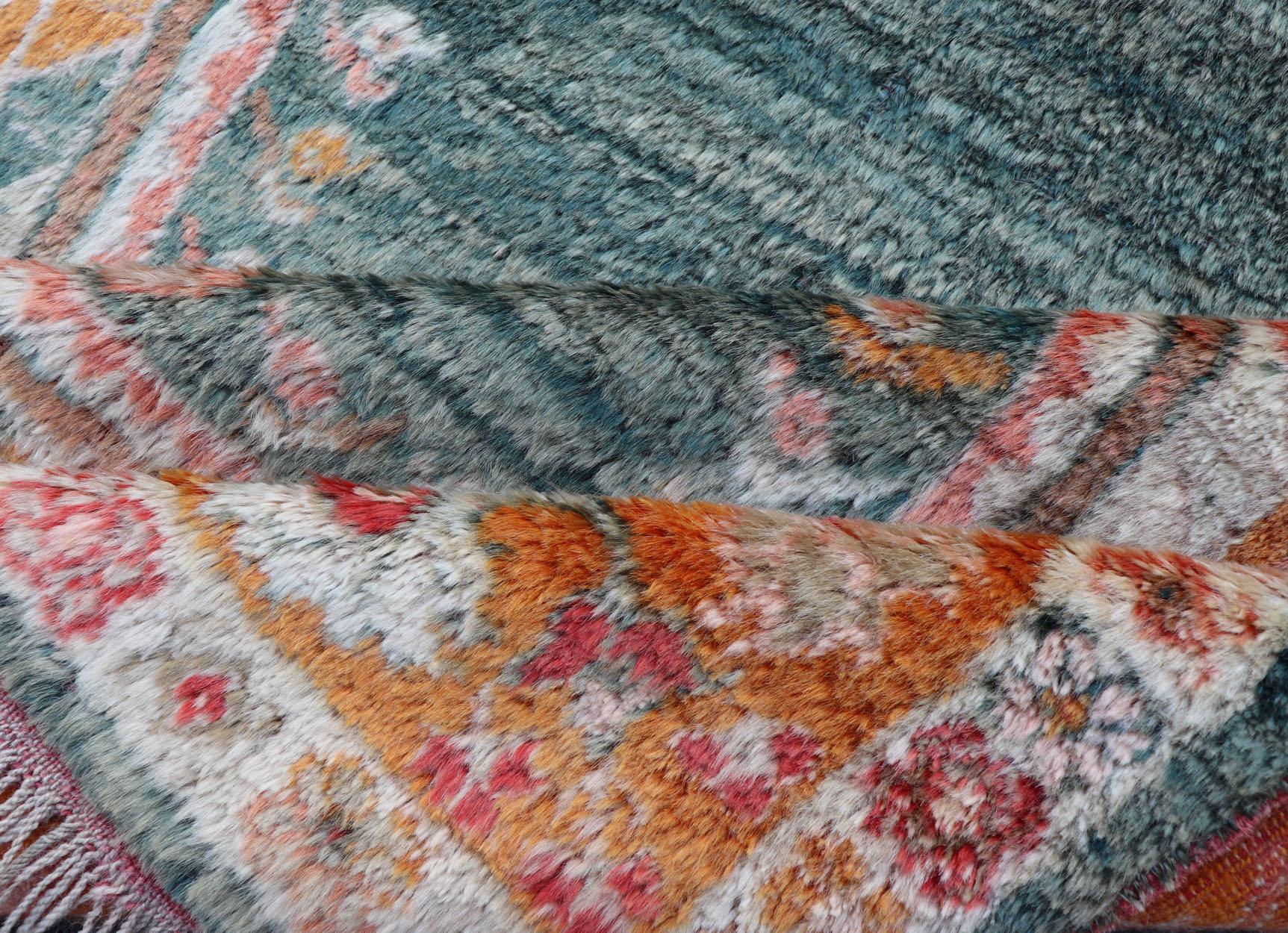 Tapis antique Angora Oushak avec fond solide de couleurs sarcelle, bleu, orange 1
