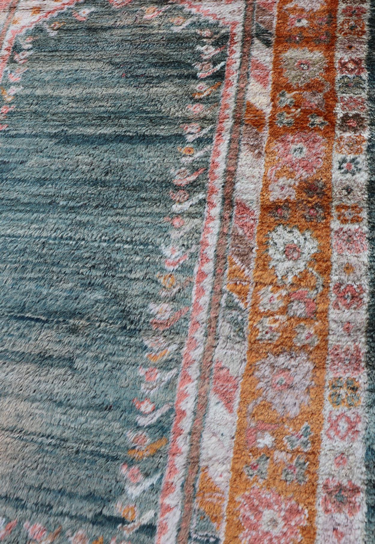Tapis antique Angora Oushak avec fond solide de couleurs sarcelle, bleu, orange 2