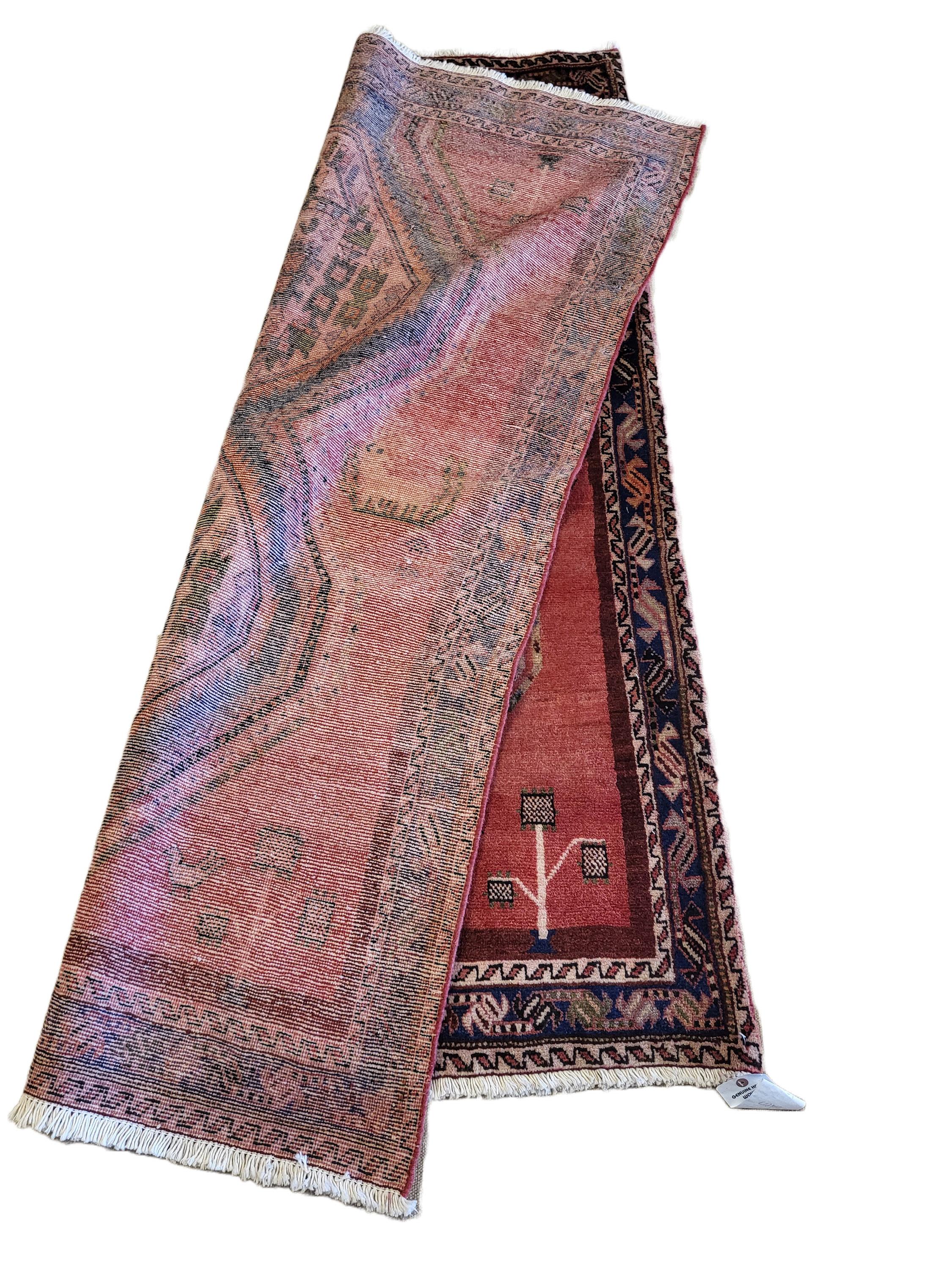 Makelloser, antiker persischer Sirjan/Afshar-Teppich.

Die weiche, plüschige persische Wolle wurde von den Stammesangehörigen von Sirjan in den 1940er Jahren meisterhaft von Hand gewebt.

Sorgfältig ausgewählte Farben, gepaart mit dem