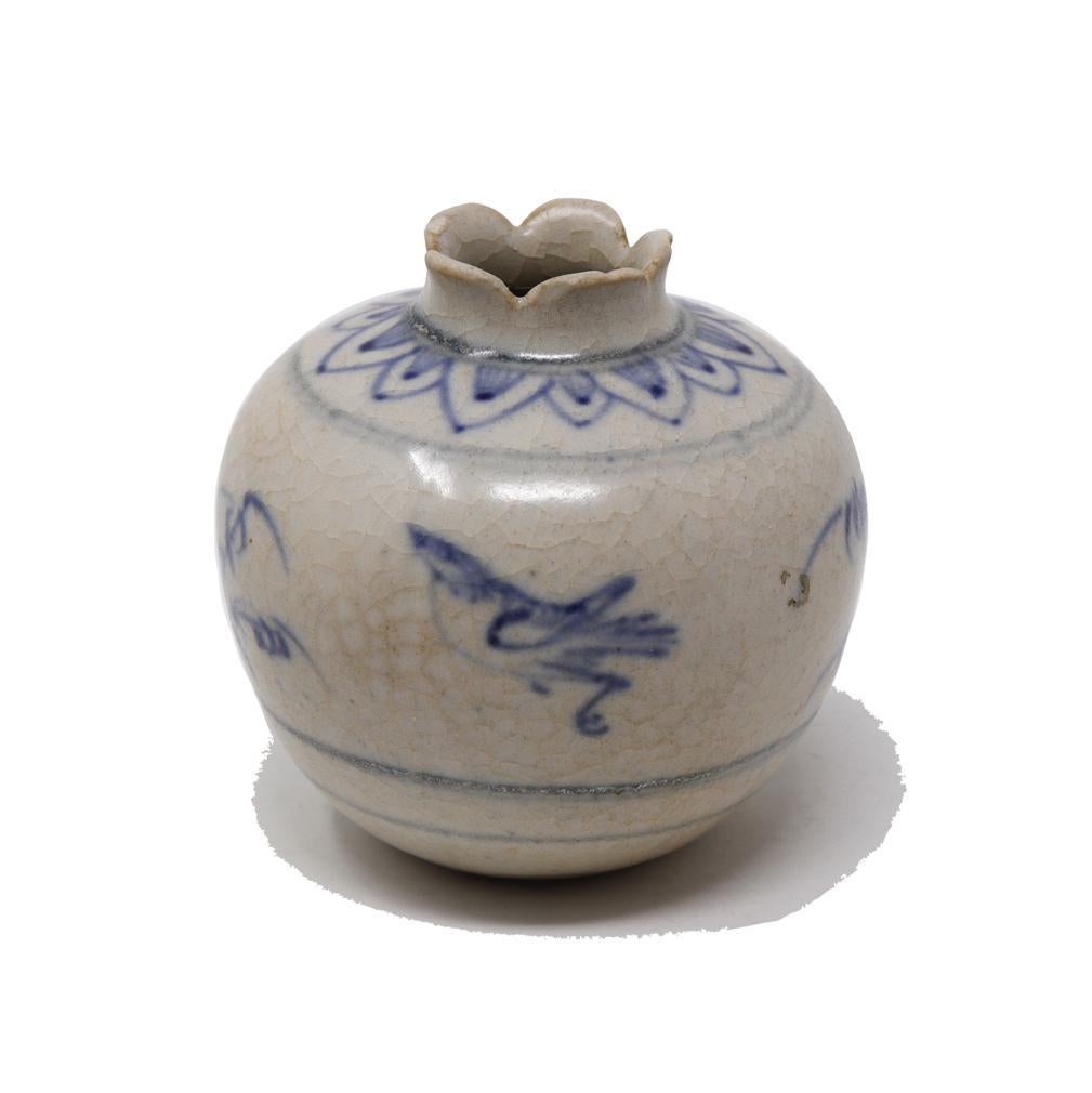 Blau-weißes Keramikgefäß aus Annamese, Chu Dao Kilns. Das granatapfelförmige Gefäß mit kugelförmigem Körper, schmalem, flachem Boden und umgedrehtem Kelchrand ist mit kobaltblauem Unterglasurdekor verziert, das einen hüpfenden Vogel und Pflanzen an