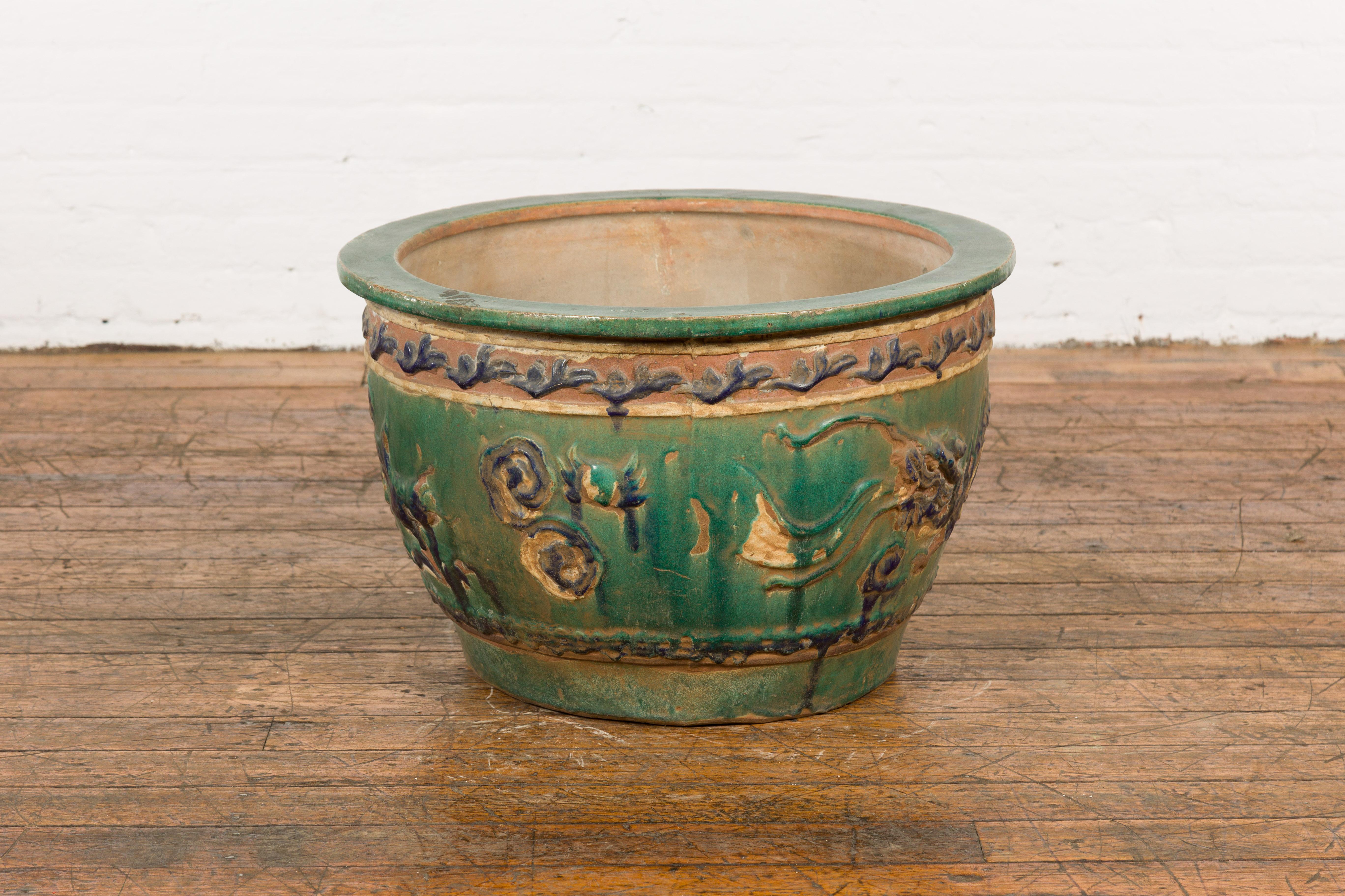 Ancienne jardinière Annamese verte, bleue et ocre avec motifs de dragon et de feuillage 3