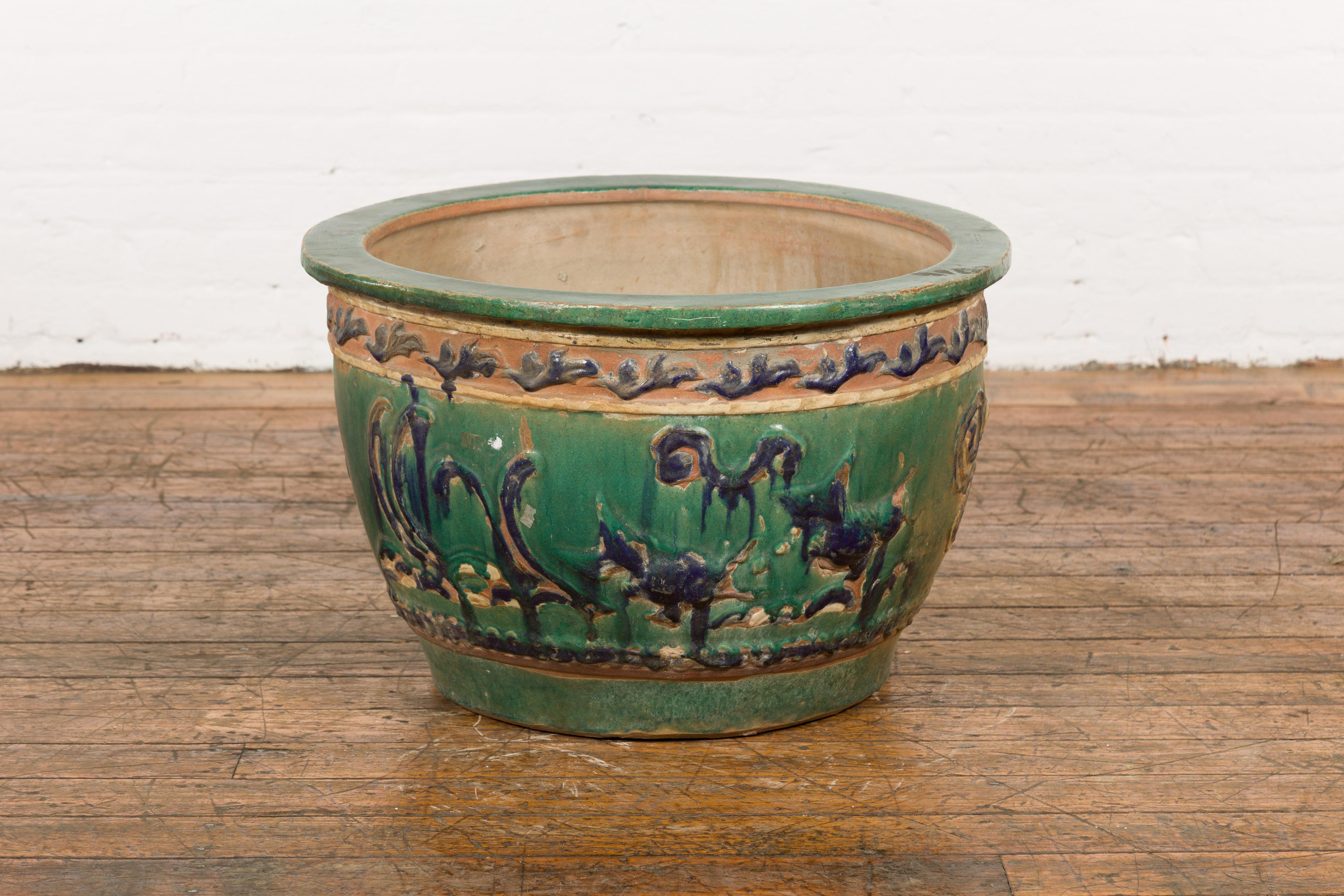 Ancienne jardinière Annamese verte, bleue et ocre avec motifs de dragon et de feuillage 4