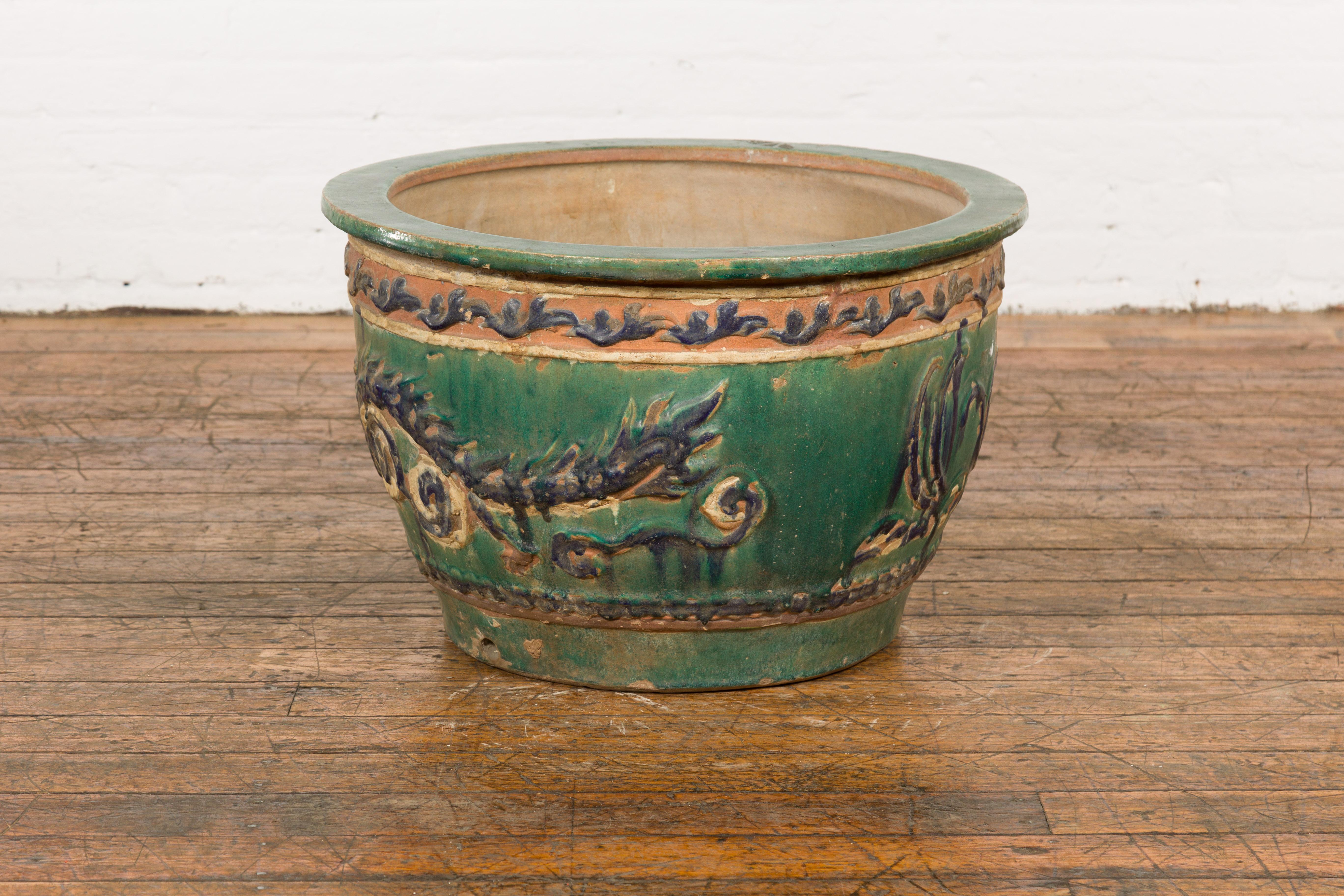Ancienne jardinière Annamese verte, bleue et ocre avec motifs de dragon et de feuillage 5