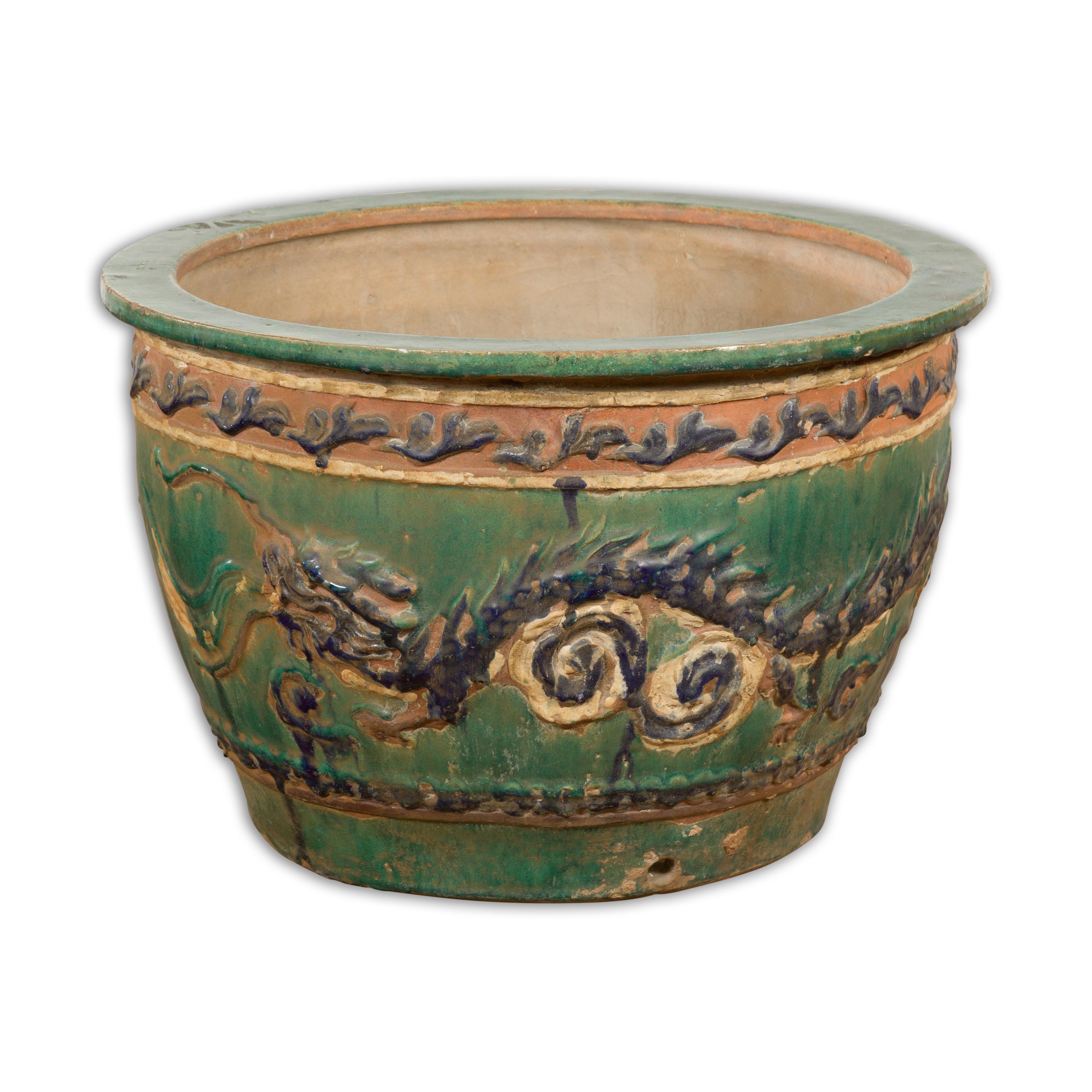 Ancienne jardinière Annamese verte, bleue et ocre avec motifs de dragon et de feuillage 8