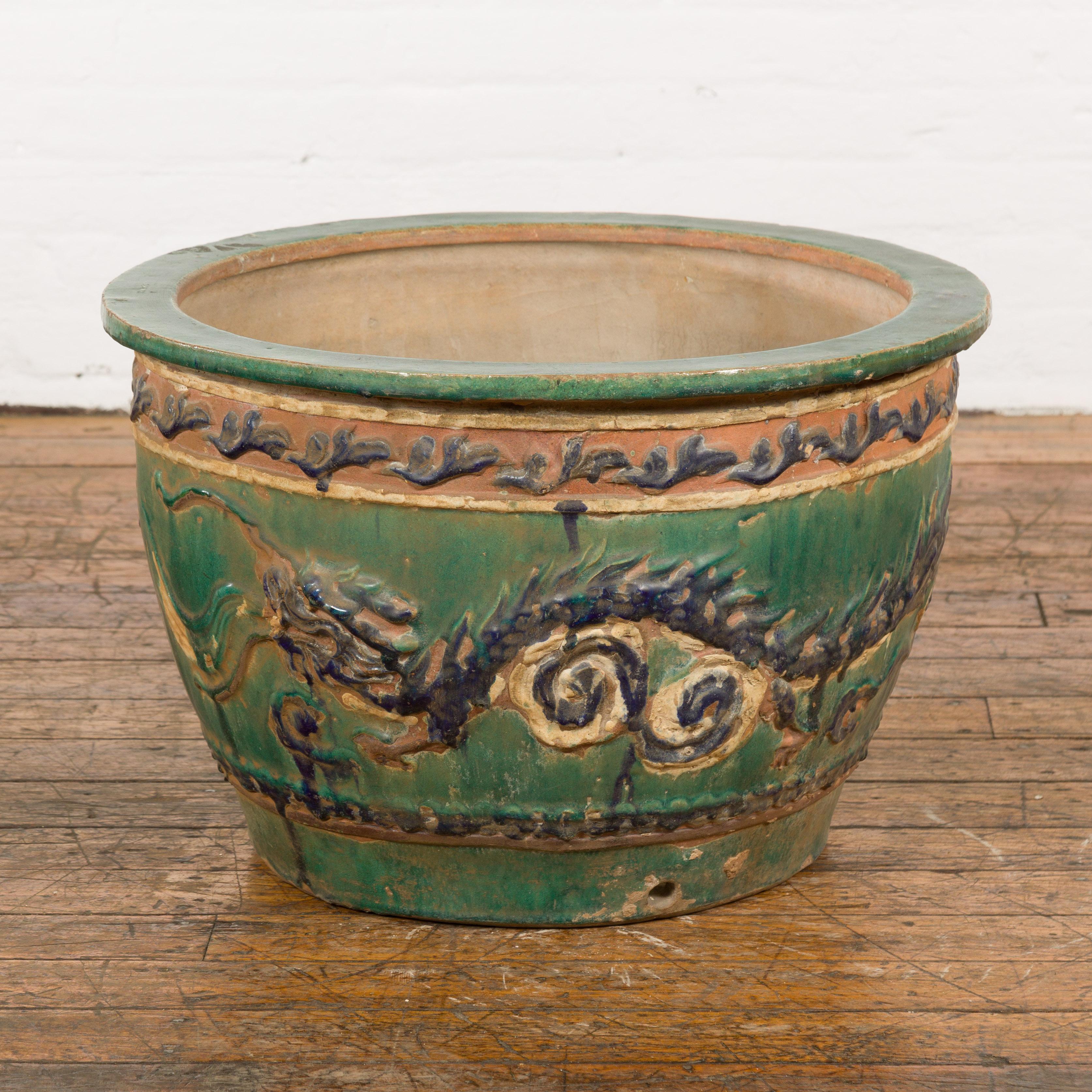 Vietnamien Ancienne jardinière Annamese verte, bleue et ocre avec motifs de dragon et de feuillage