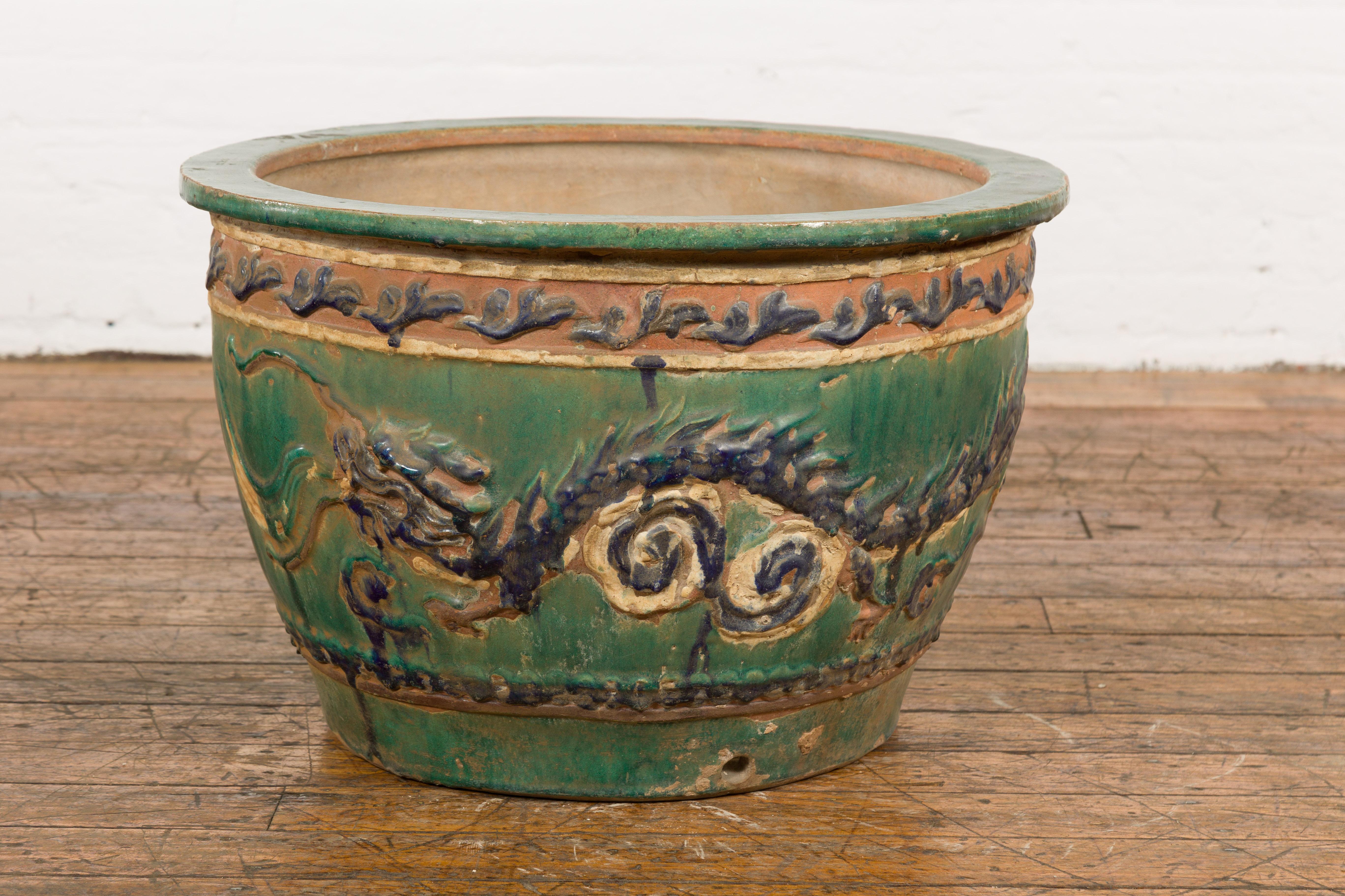 Vernissé Ancienne jardinière Annamese verte, bleue et ocre avec motifs de dragon et de feuillage