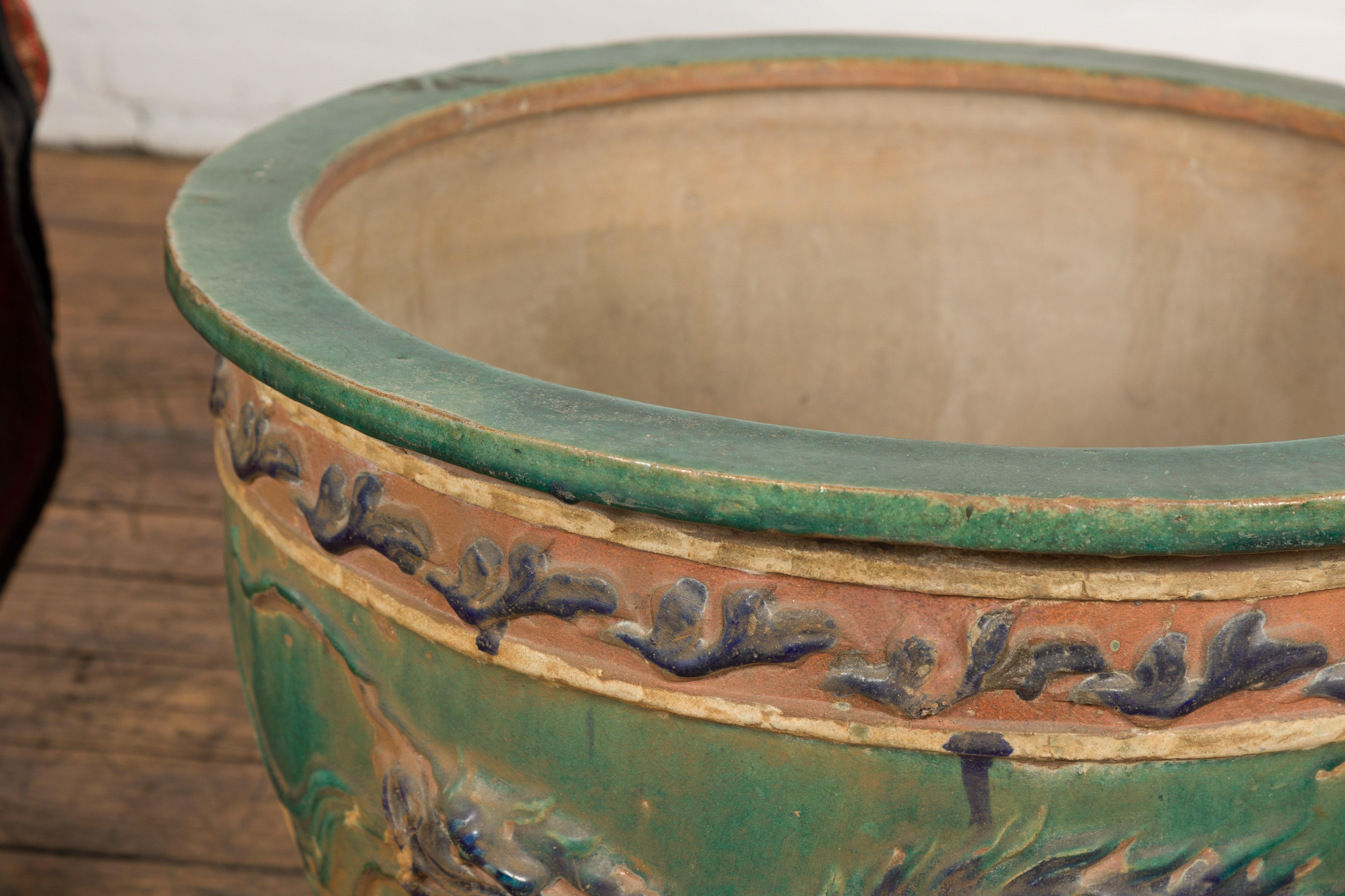 XIXe siècle Ancienne jardinière Annamese verte, bleue et ocre avec motifs de dragon et de feuillage