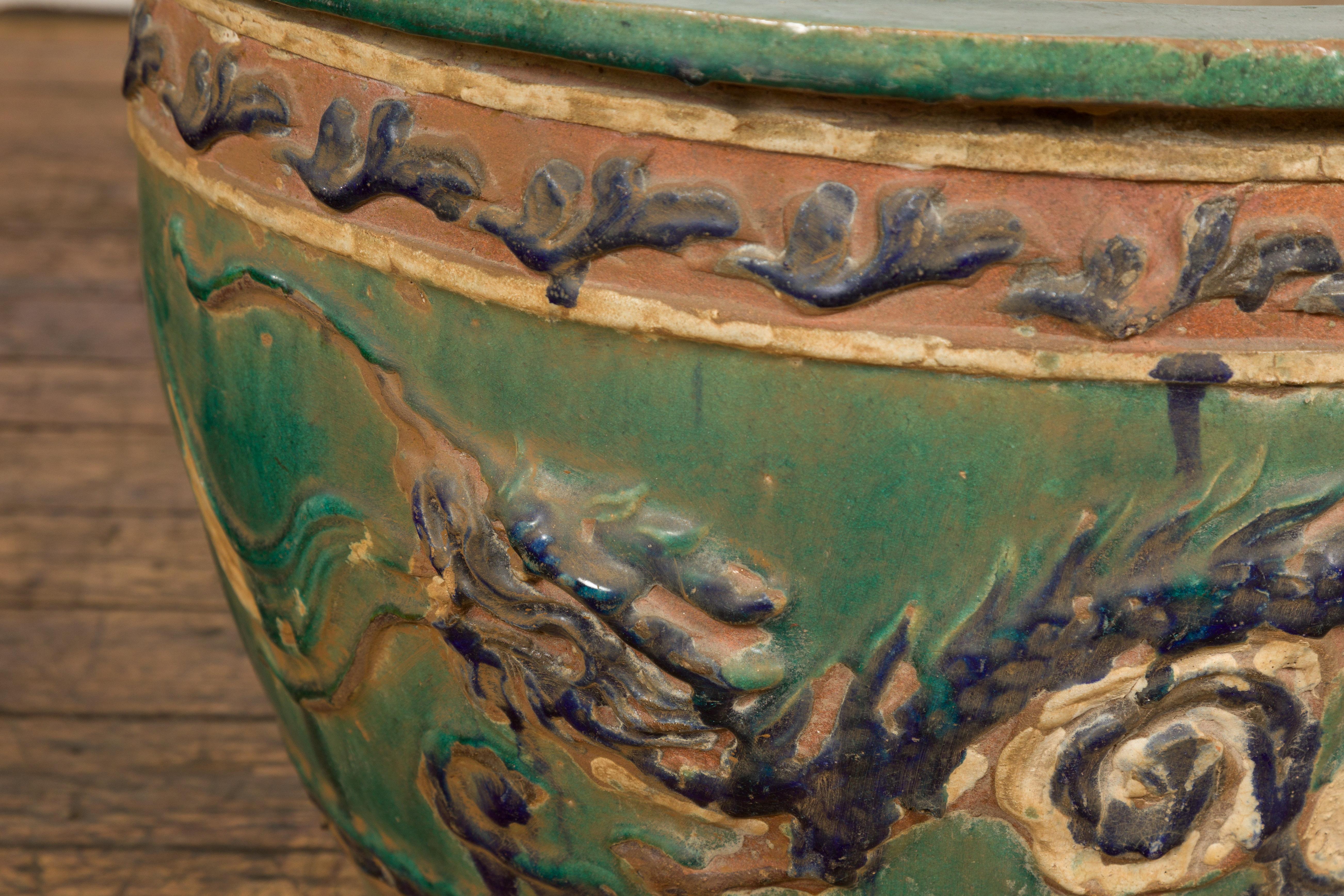 Céramique Ancienne jardinière Annamese verte, bleue et ocre avec motifs de dragon et de feuillage