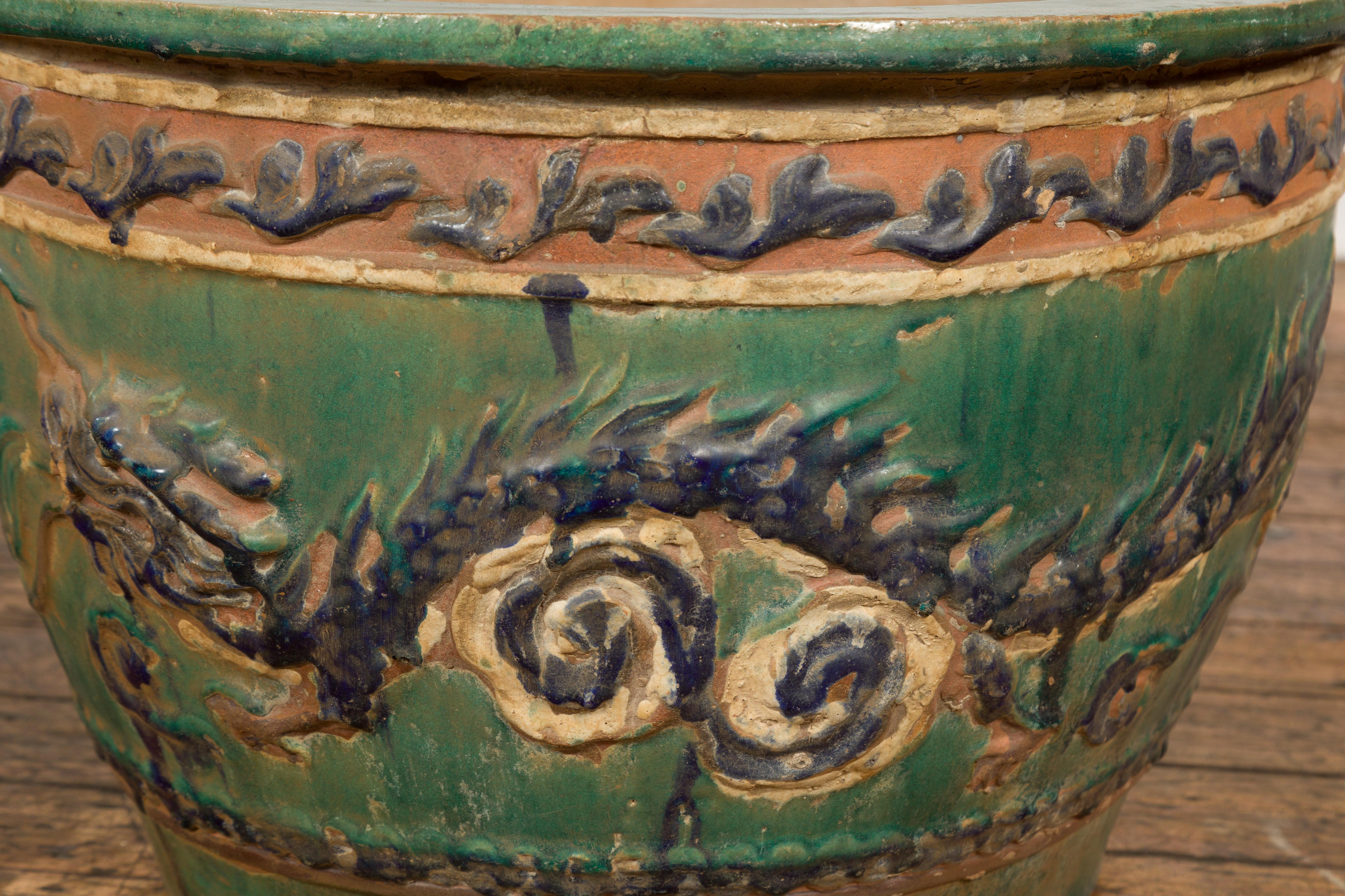 Ancienne jardinière Annamese verte, bleue et ocre avec motifs de dragon et de feuillage 1