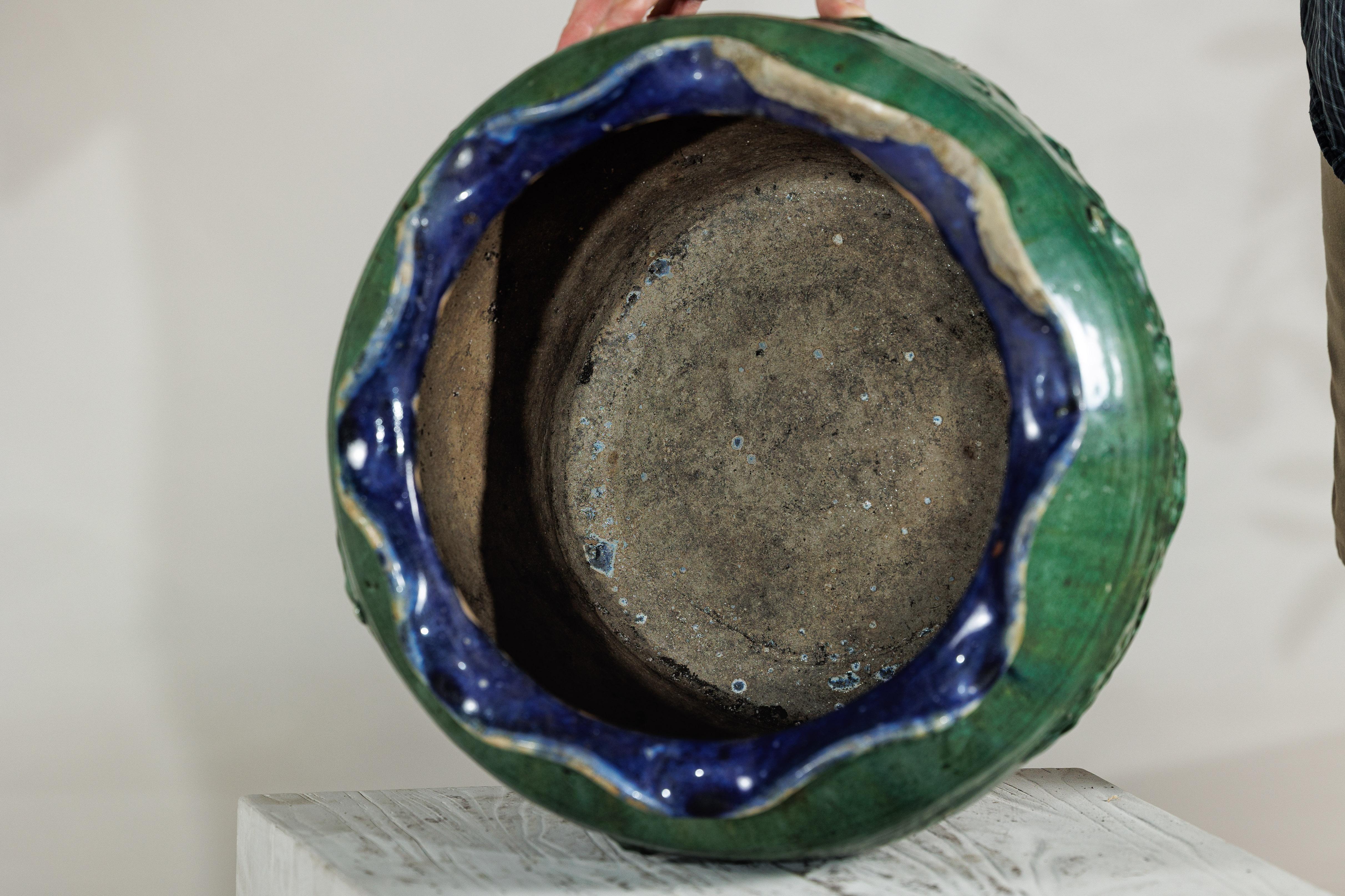 Antica fioriera Annamese smaltata di verde con bordo smerlato e motivo a fenice in vendita 5