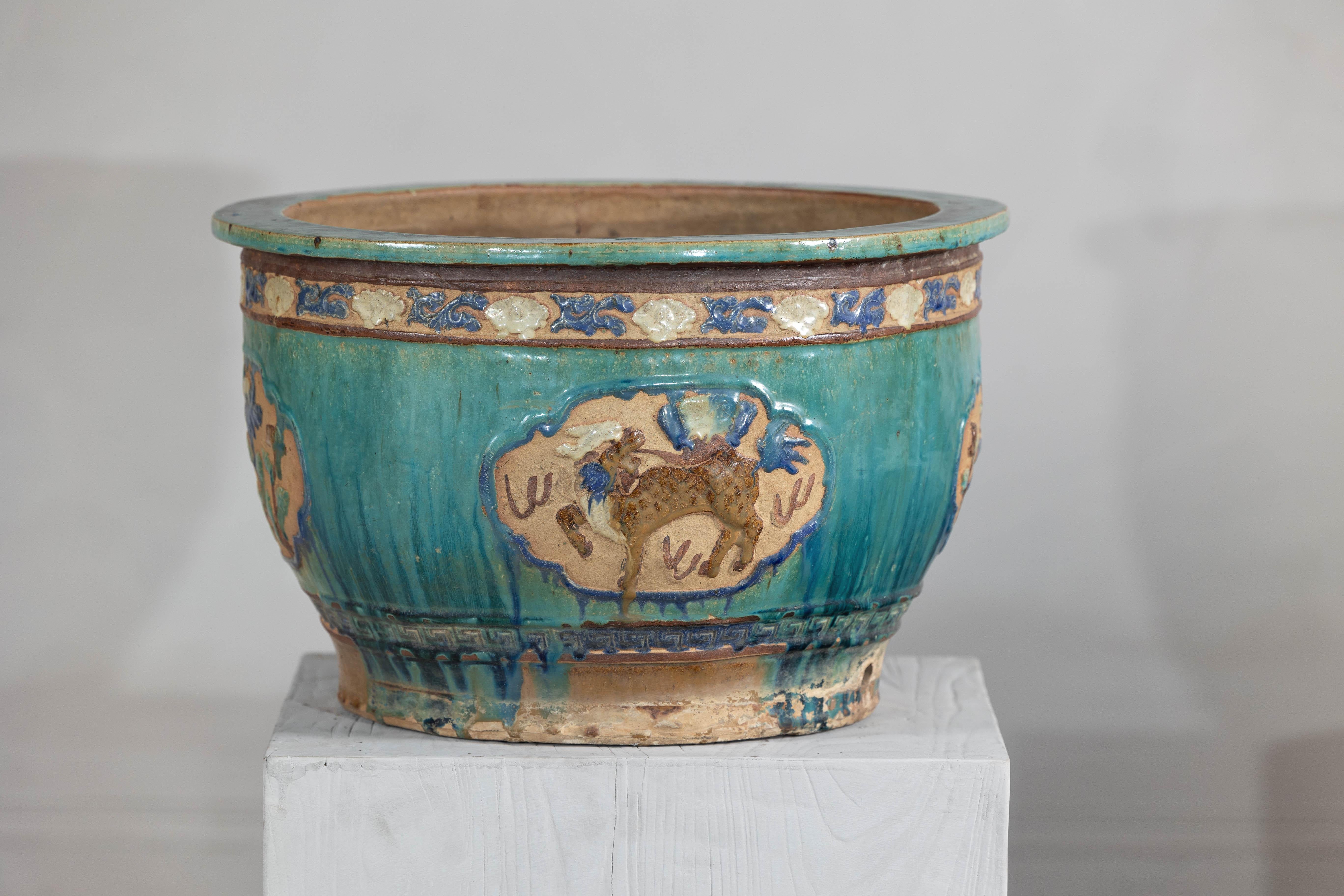 Ancienne jardinière Annamese émaillée turquoise avec motifs floraux complexes 3