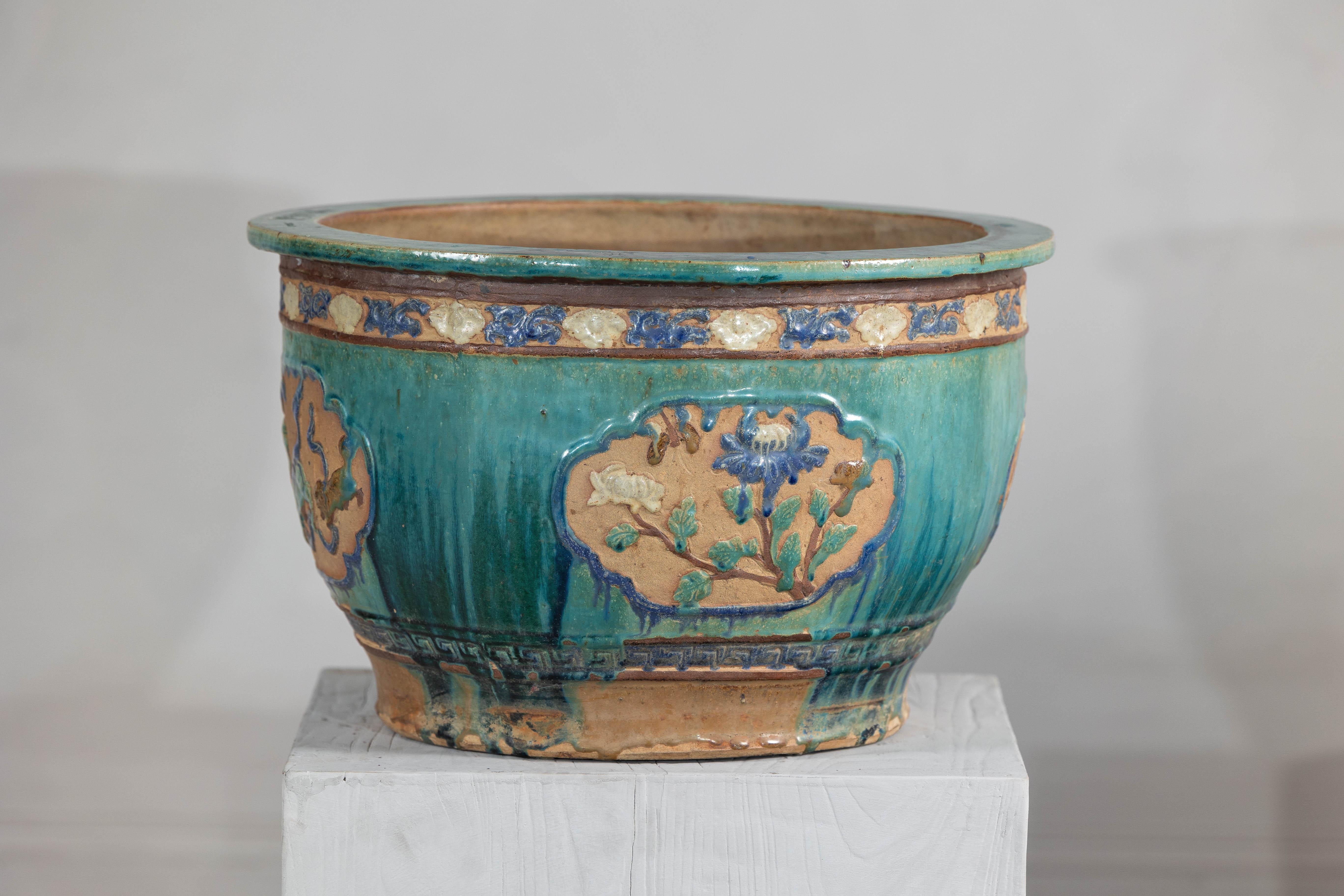 Ancienne jardinière Annamese émaillée turquoise avec motifs floraux complexes 4
