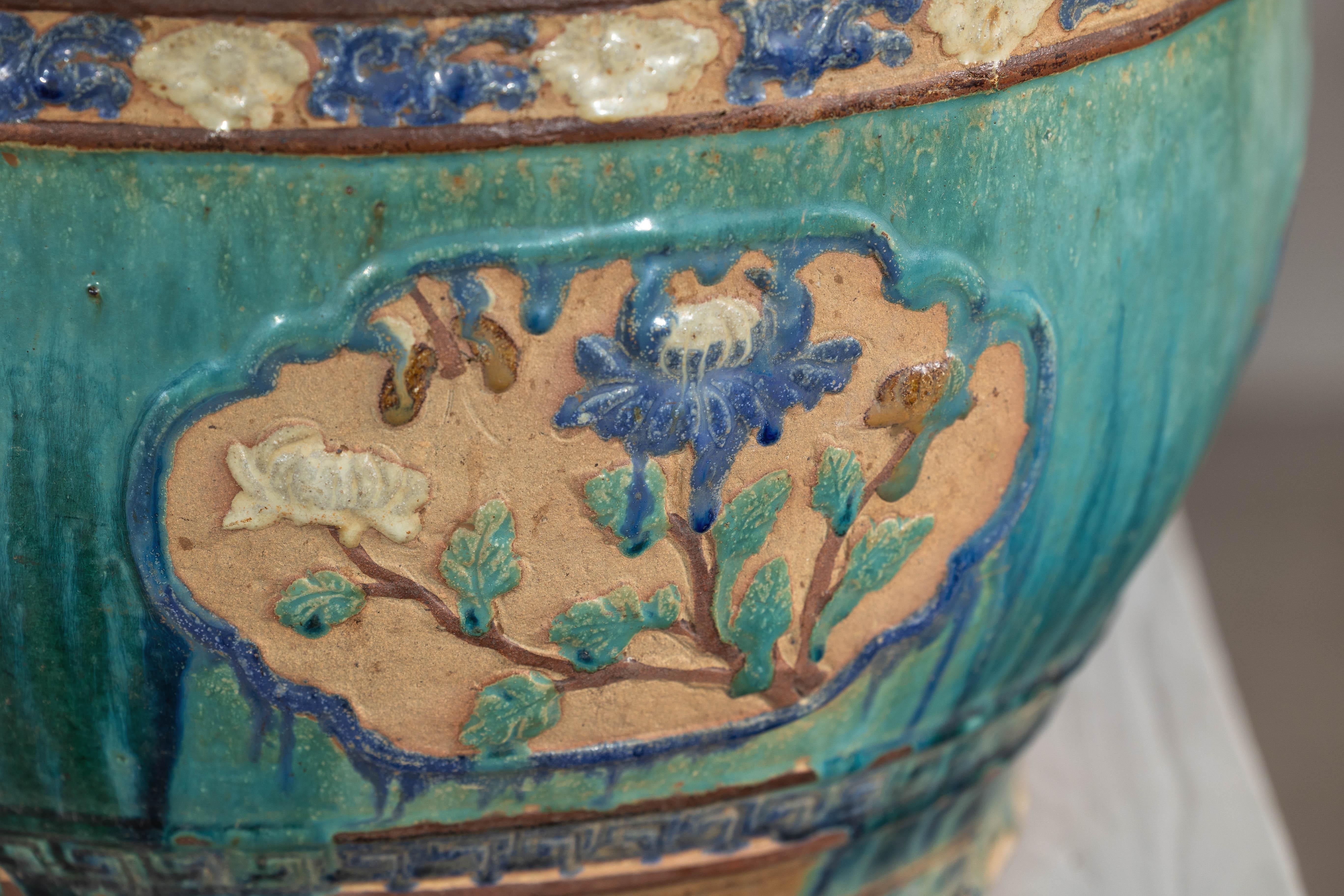 Ancienne jardinière Annamese émaillée turquoise avec motifs floraux complexes 6