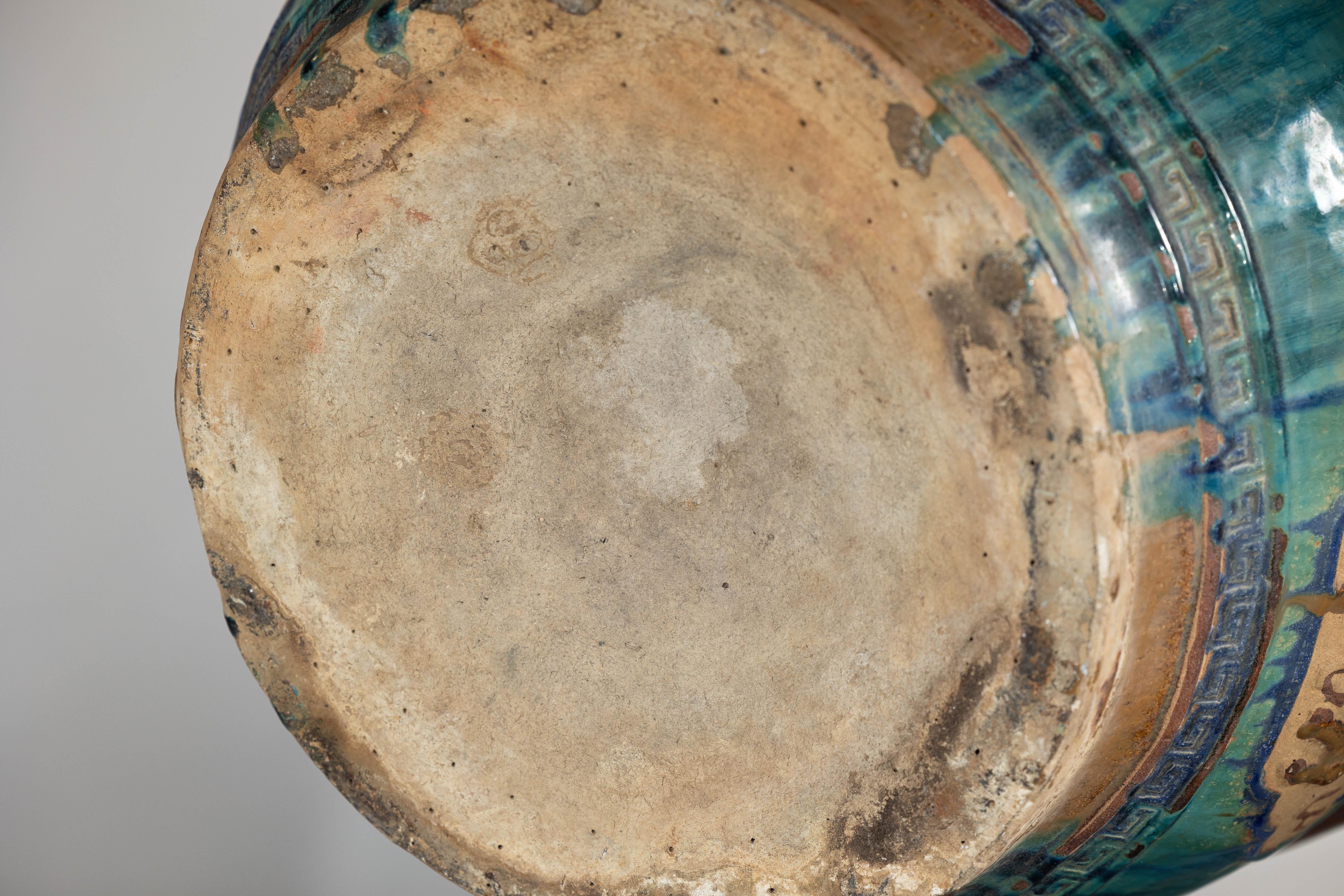 Ancienne jardinière Annamese émaillée turquoise avec motifs floraux complexes 10