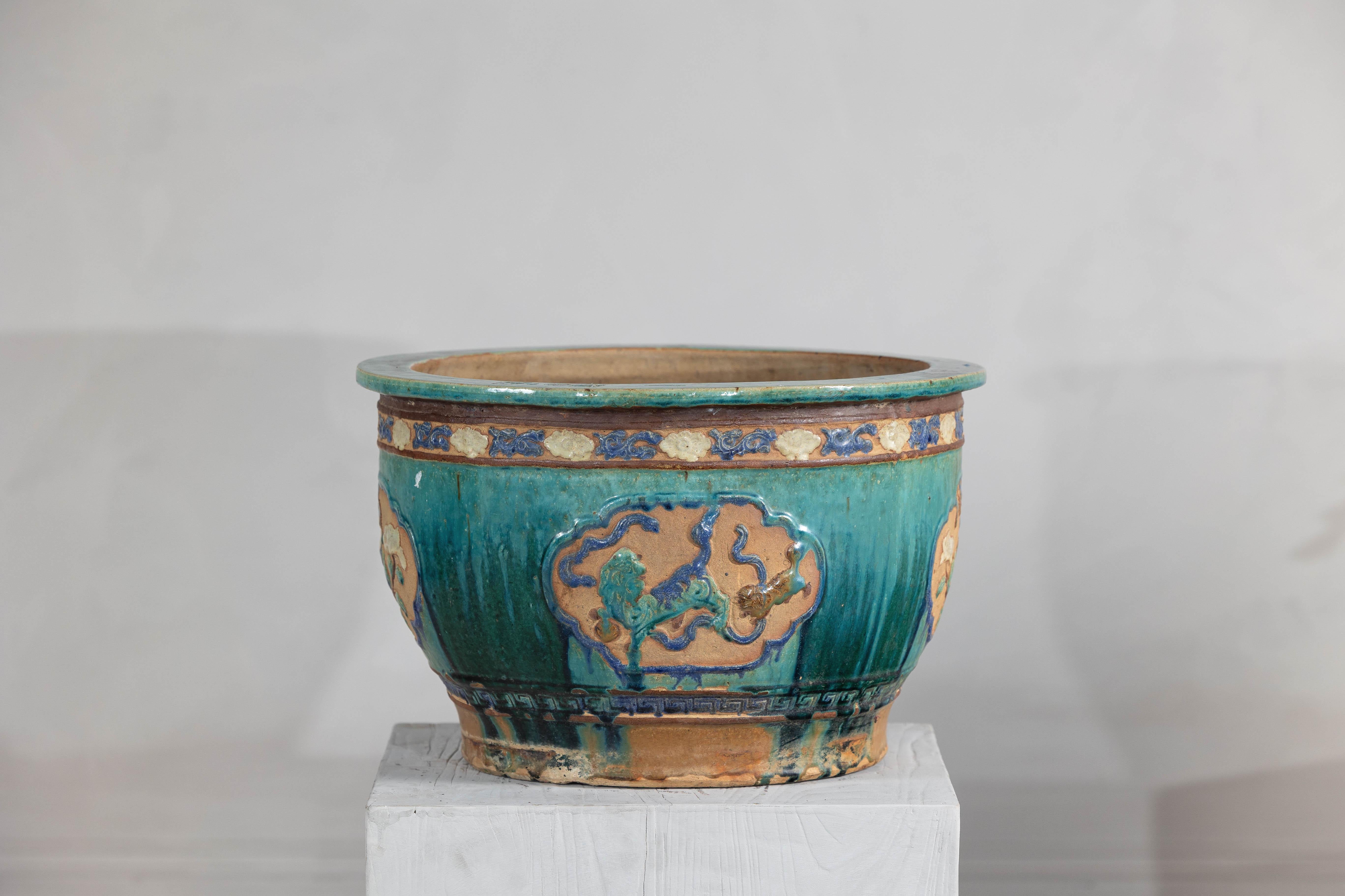 Vietnamien Ancienne jardinière Annamese émaillée turquoise avec motifs floraux complexes