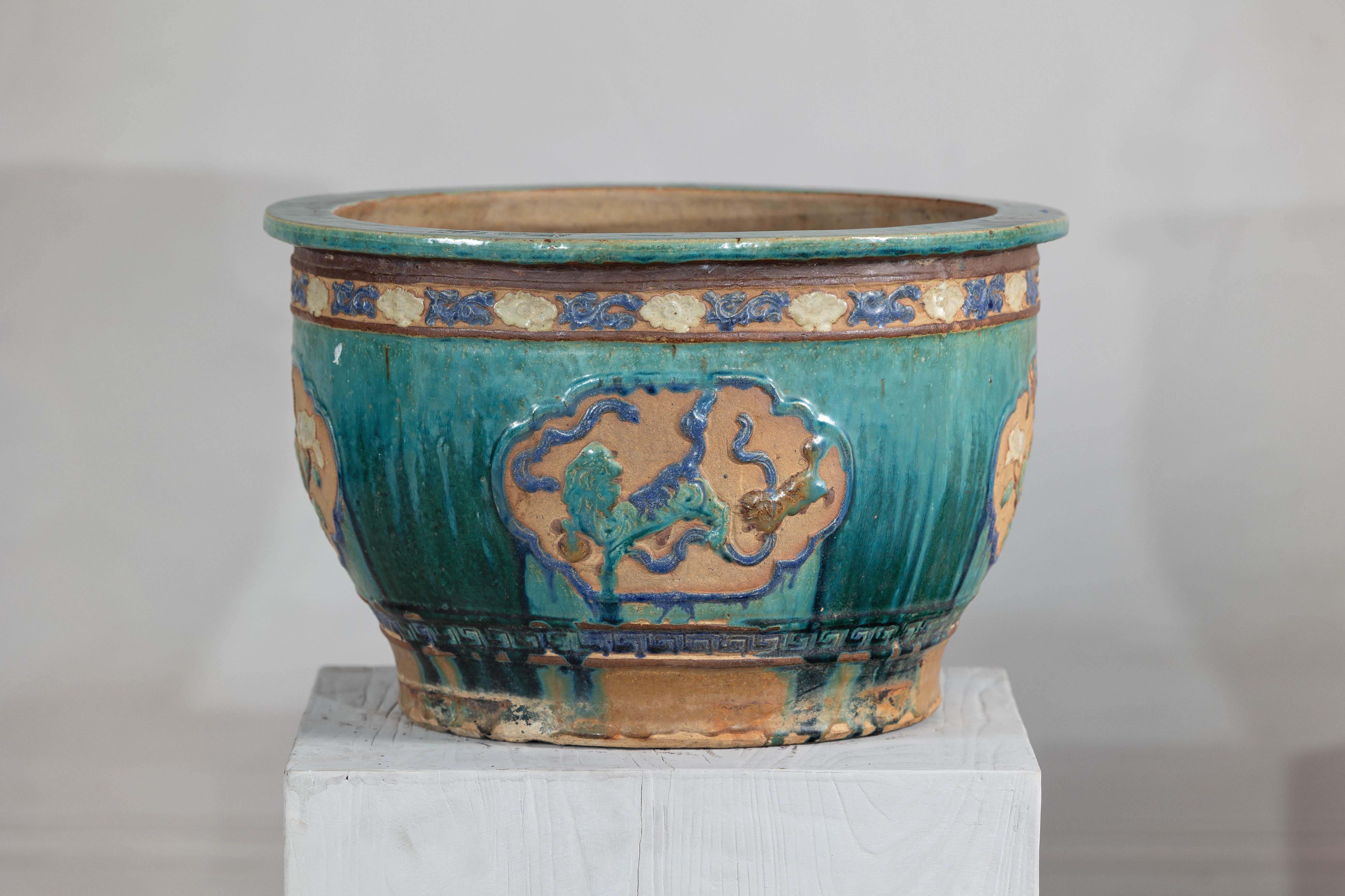Ancienne jardinière Annamese émaillée turquoise avec motifs floraux complexes Bon état à Yonkers, NY
