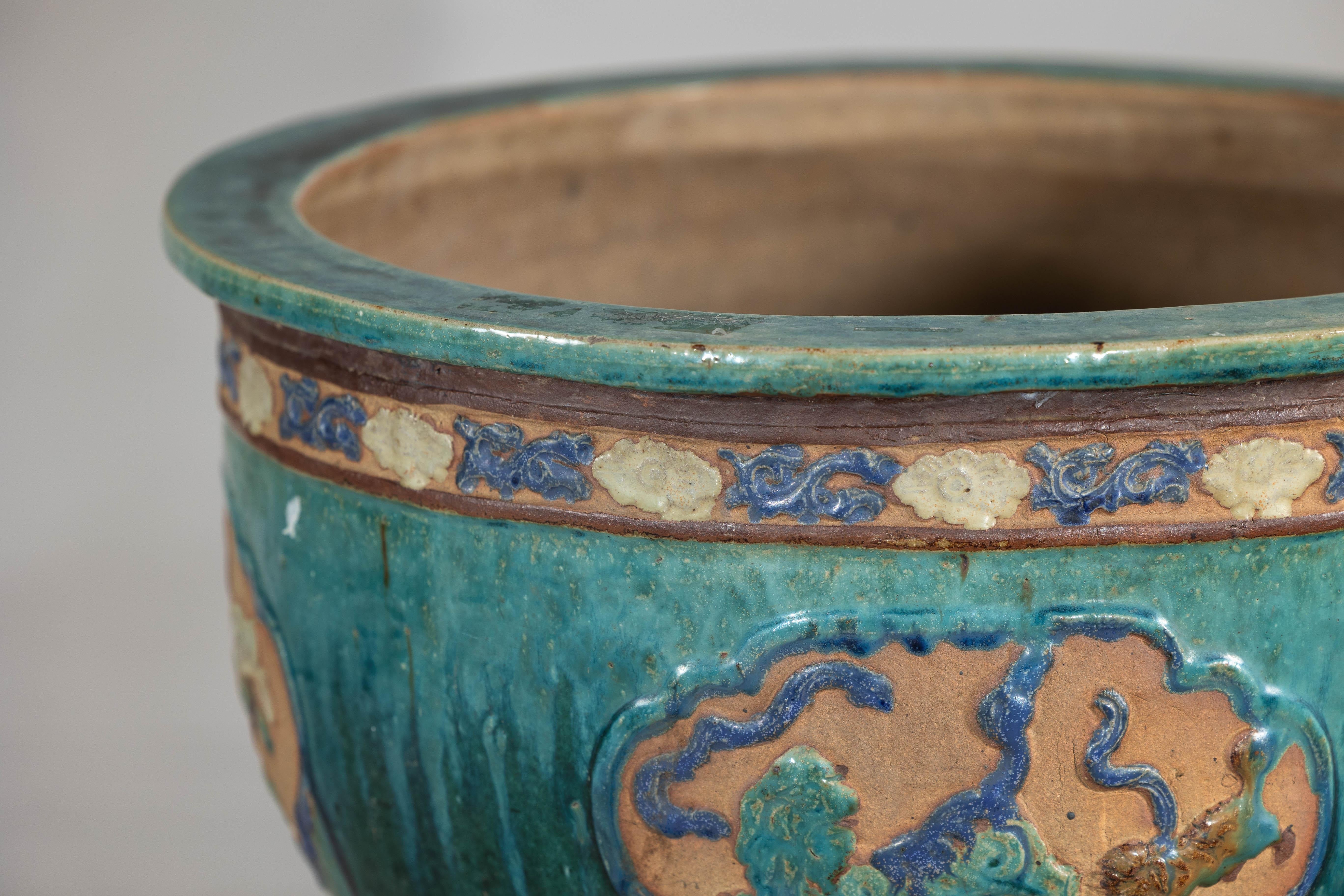 20ième siècle Ancienne jardinière Annamese émaillée turquoise avec motifs floraux complexes
