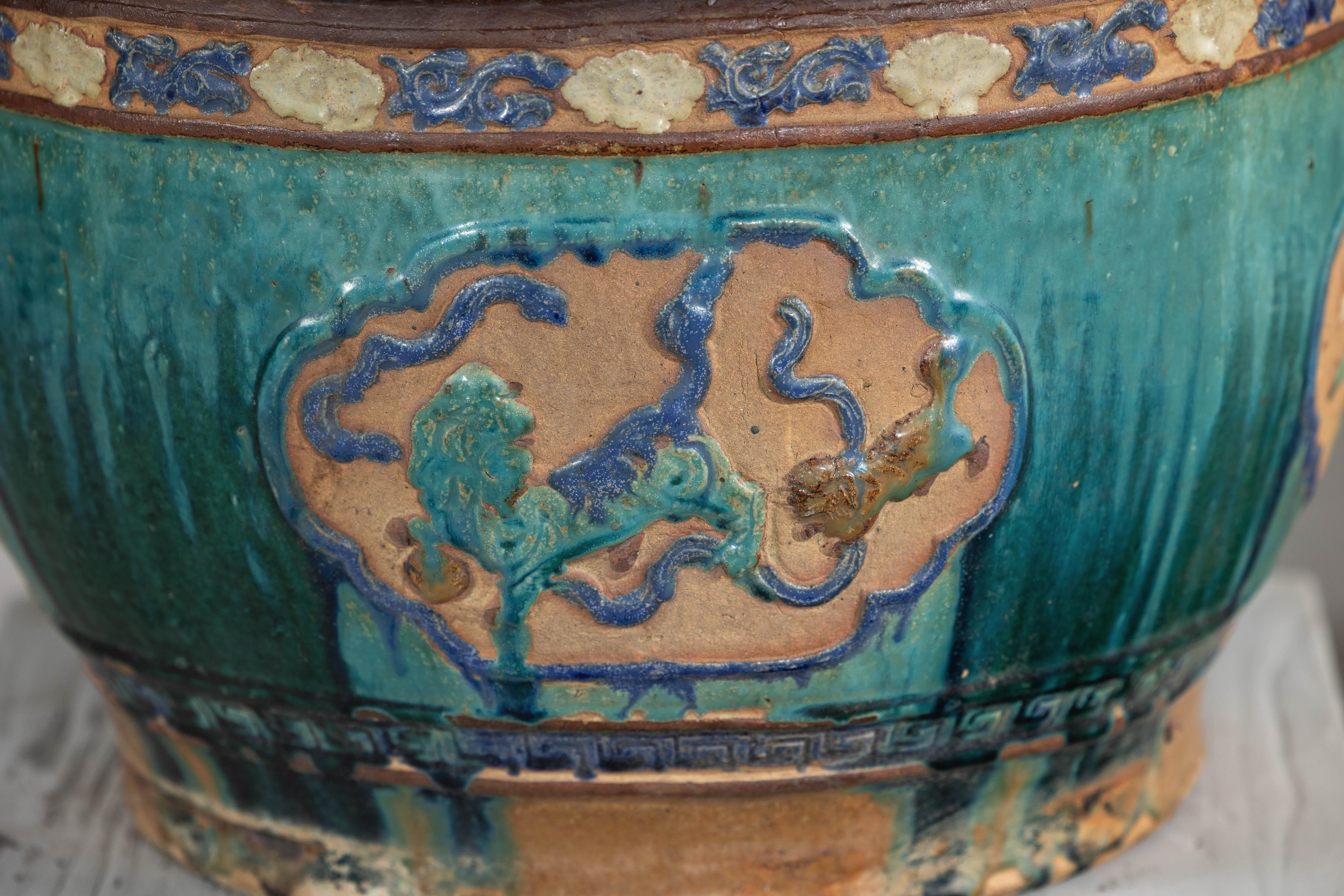 Terre cuite Ancienne jardinière Annamese émaillée turquoise avec motifs floraux complexes