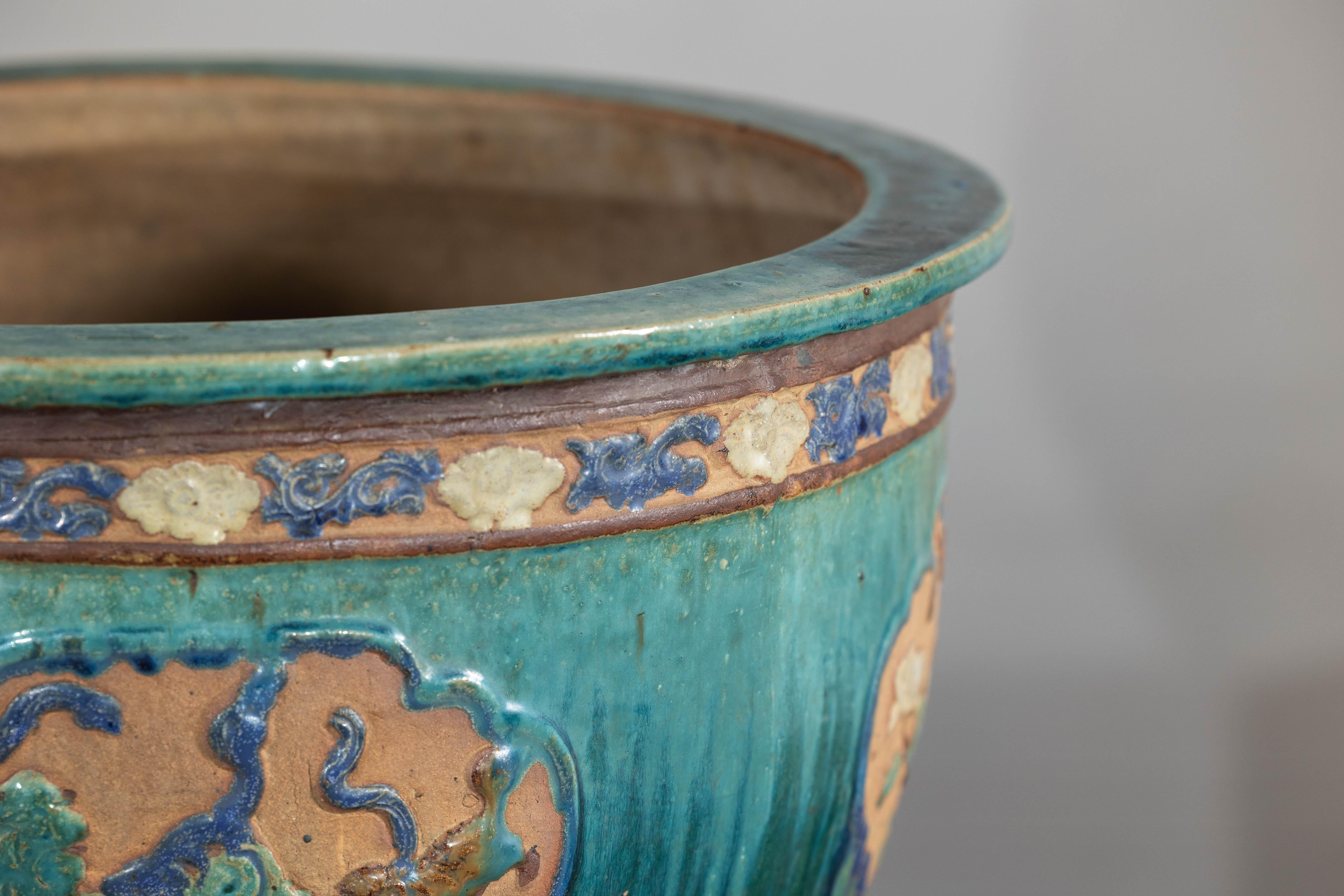 Ancienne jardinière Annamese émaillée turquoise avec motifs floraux complexes 1