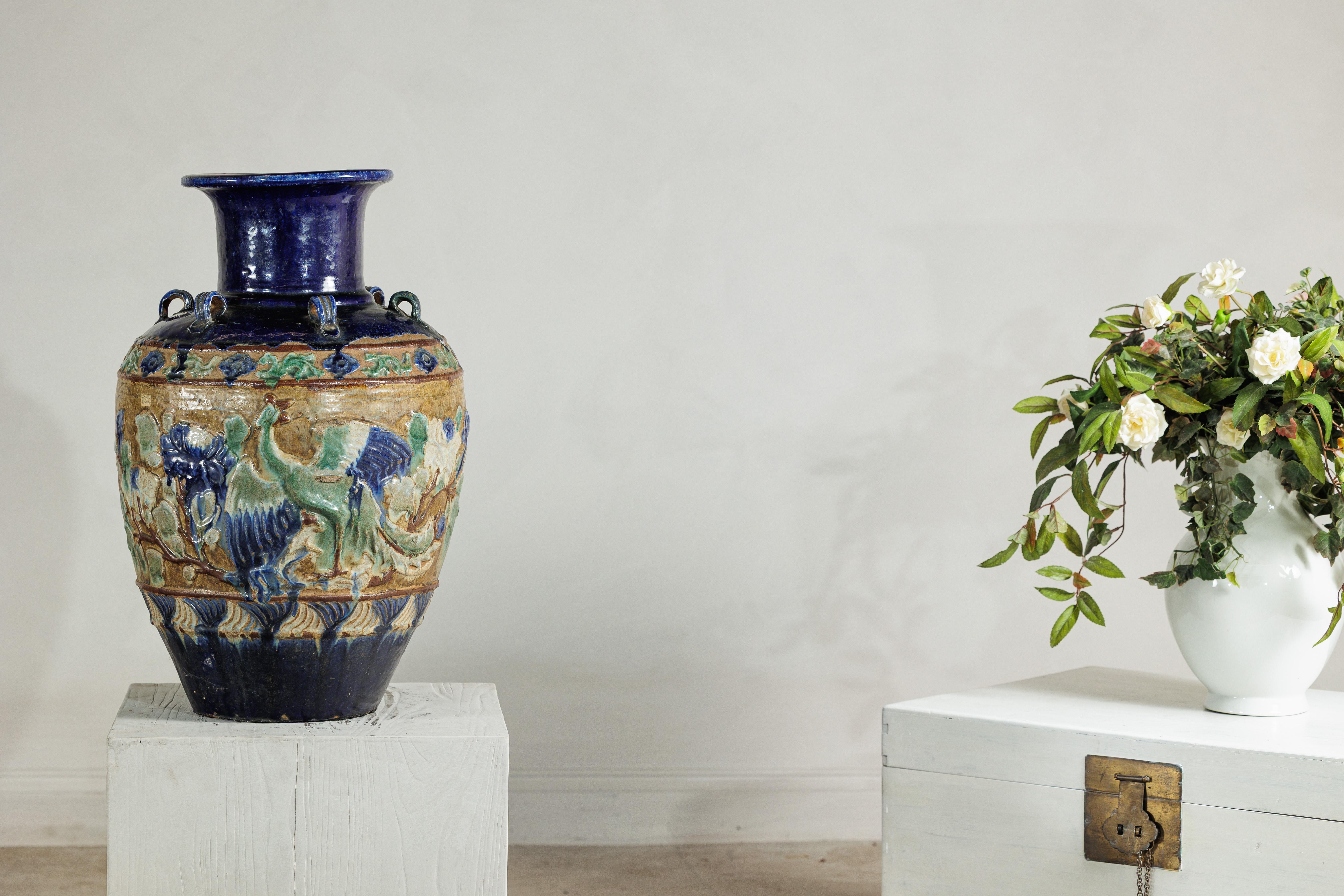 Antigua Tinaja de Agua Anamesa con Decoración de Fénix y Relieve Floral Vietnamita en venta