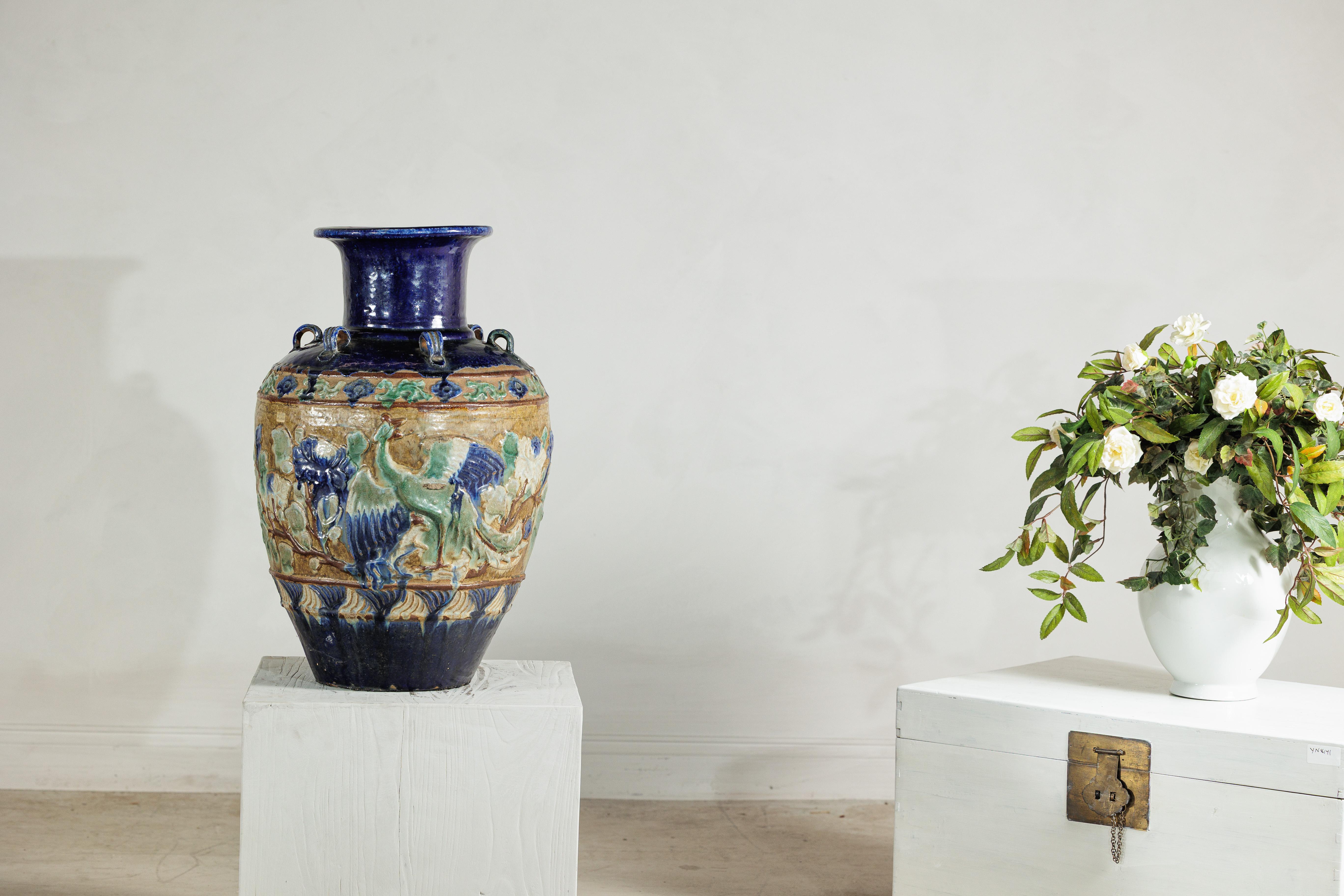 Antigua Tinaja de Agua Anamesa con Decoración de Fénix y Relieve Floral en venta 1