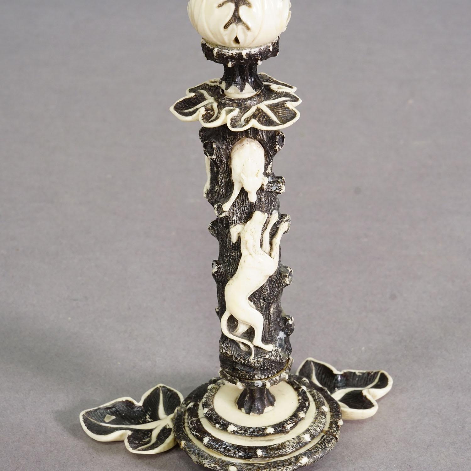 Antiker Kerzenständer aus Geweih und Knochen, Deutschland um 1850

Dekorativer Kerzenständer im Jagdstil aus dunklem Geweih mit feiner Knocheneinlage. Verziert mit floralen Motiven und Tierreliefs, wahrscheinlich aus der Mitte des 19. Jahrhunderts.